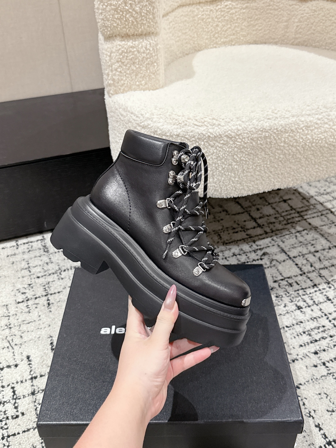 アレキサンダー レインボウ ブーツ ブラック 36サイズ 1色 🖤 おしゃれなハイカットブーツ ファッション性抜群 細部までこだわり抜かれたデザイン 都会的なスタイルにぴったり - 画像 5