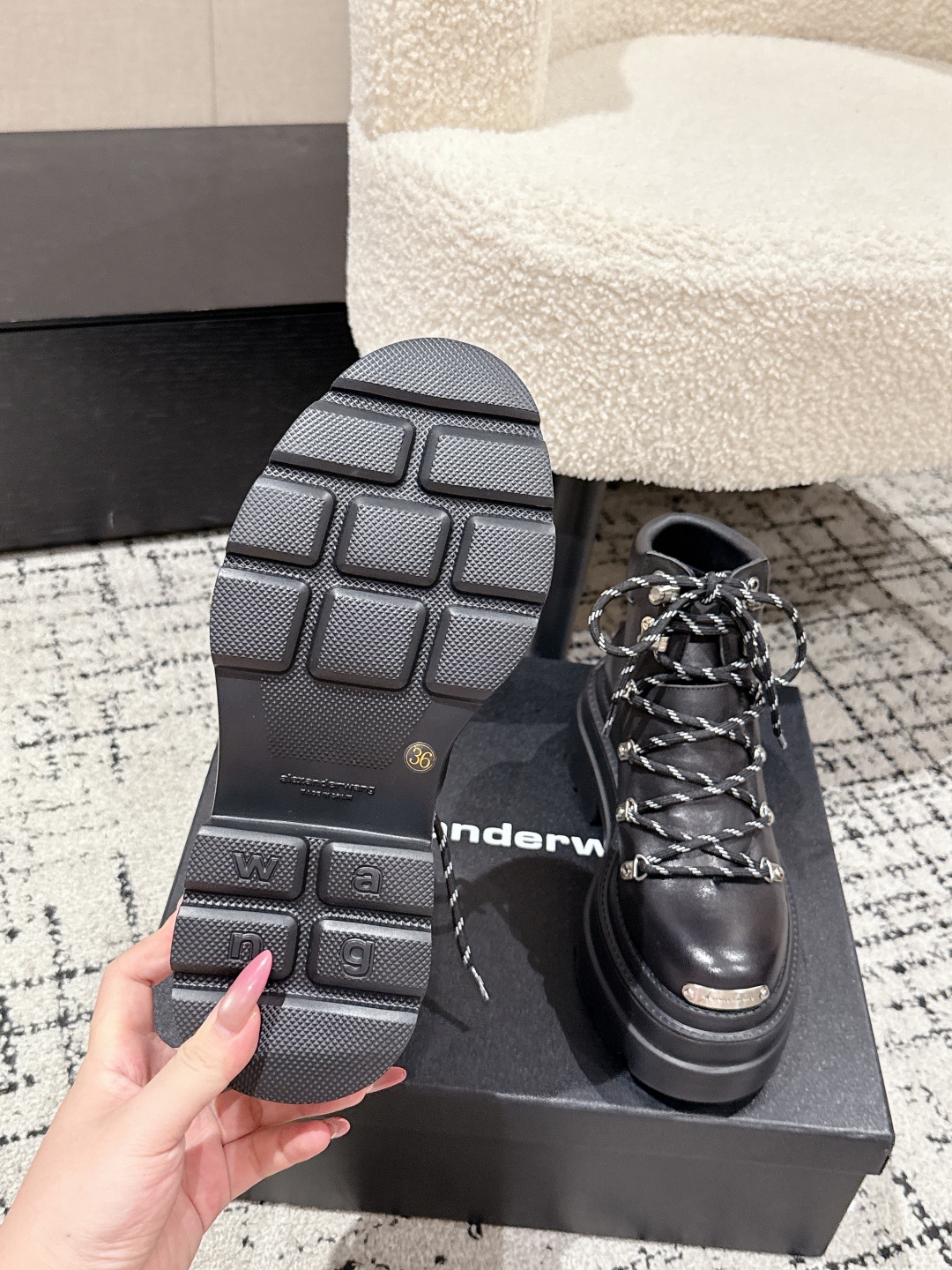 アレキサンダー レインボウ ブーツ ブラック 36サイズ 1色 🖤 おしゃれなハイカットブーツ ファッション性抜群 細部までこだわり抜かれたデザイン 都会的なスタイルにぴったり - 画像 9