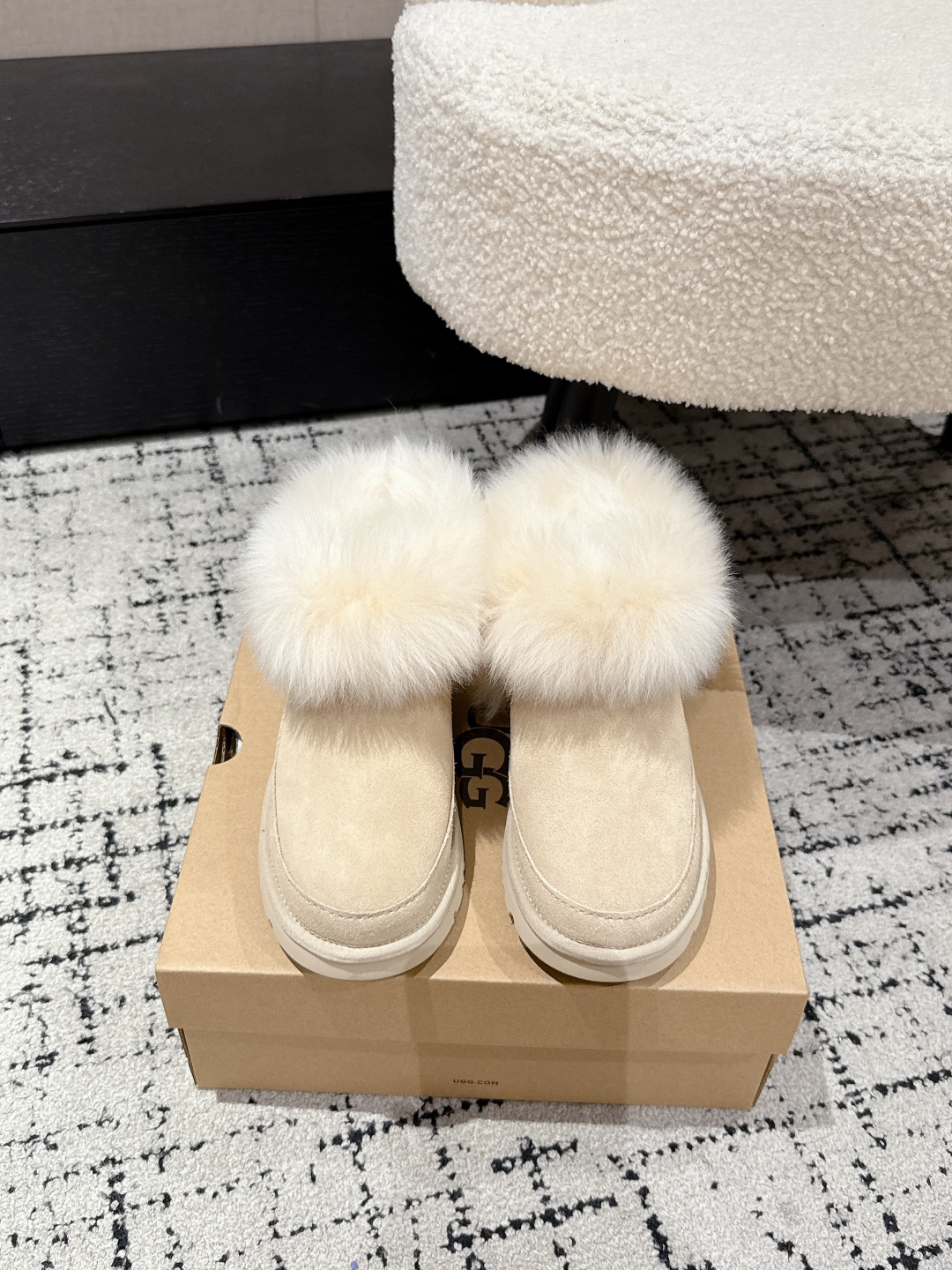 UGG 女性用 ブーツ オフホワイト ふわふわファー付き 防寒 靴 保温性抜群 🐾