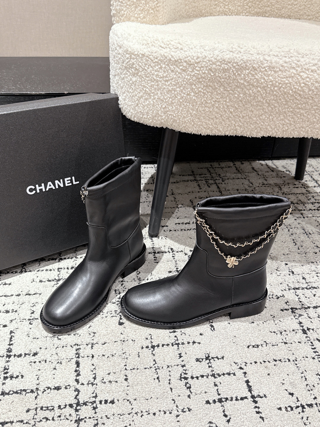 CHANEL ブーツ レディース 黒 チェーン フラット 脚首丈 靴 1足 37サイズ 💼 - 画像 2