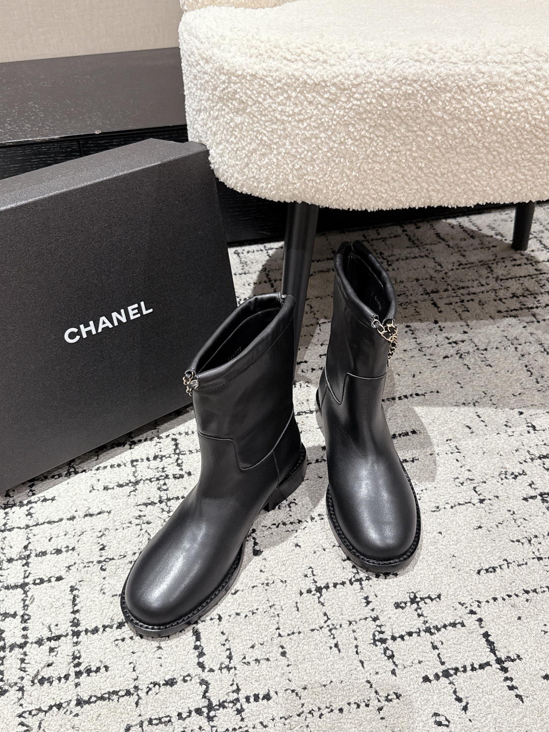 CHANEL ブーツ レディース 黒 チェーン フラット 脚首丈 靴 1足 37サイズ 💼 - 画像 3