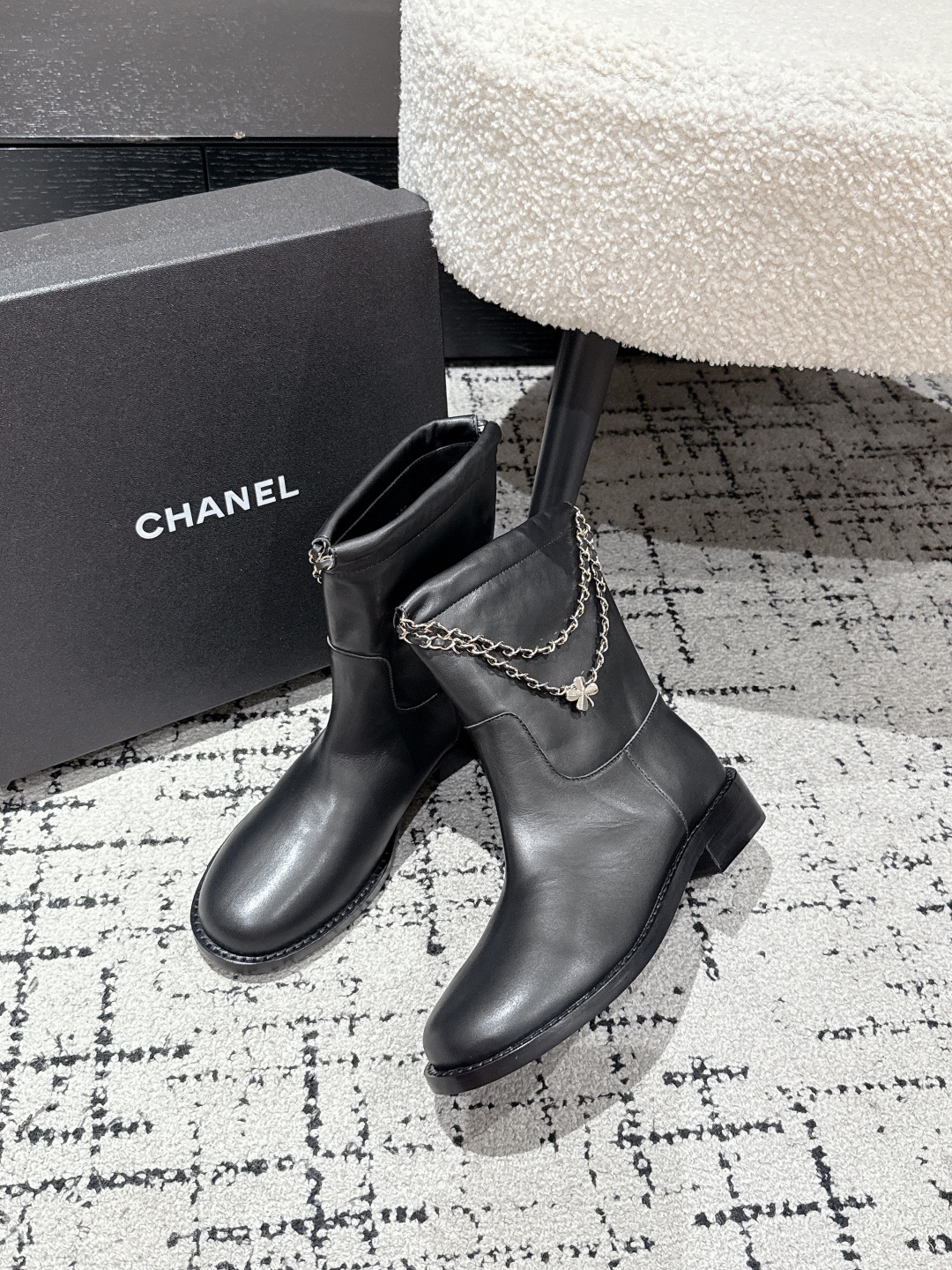 CHANEL ブーツ レディース 黒 チェーン フラット 脚首丈 靴 1足 37サイズ 💼 - 画像 4