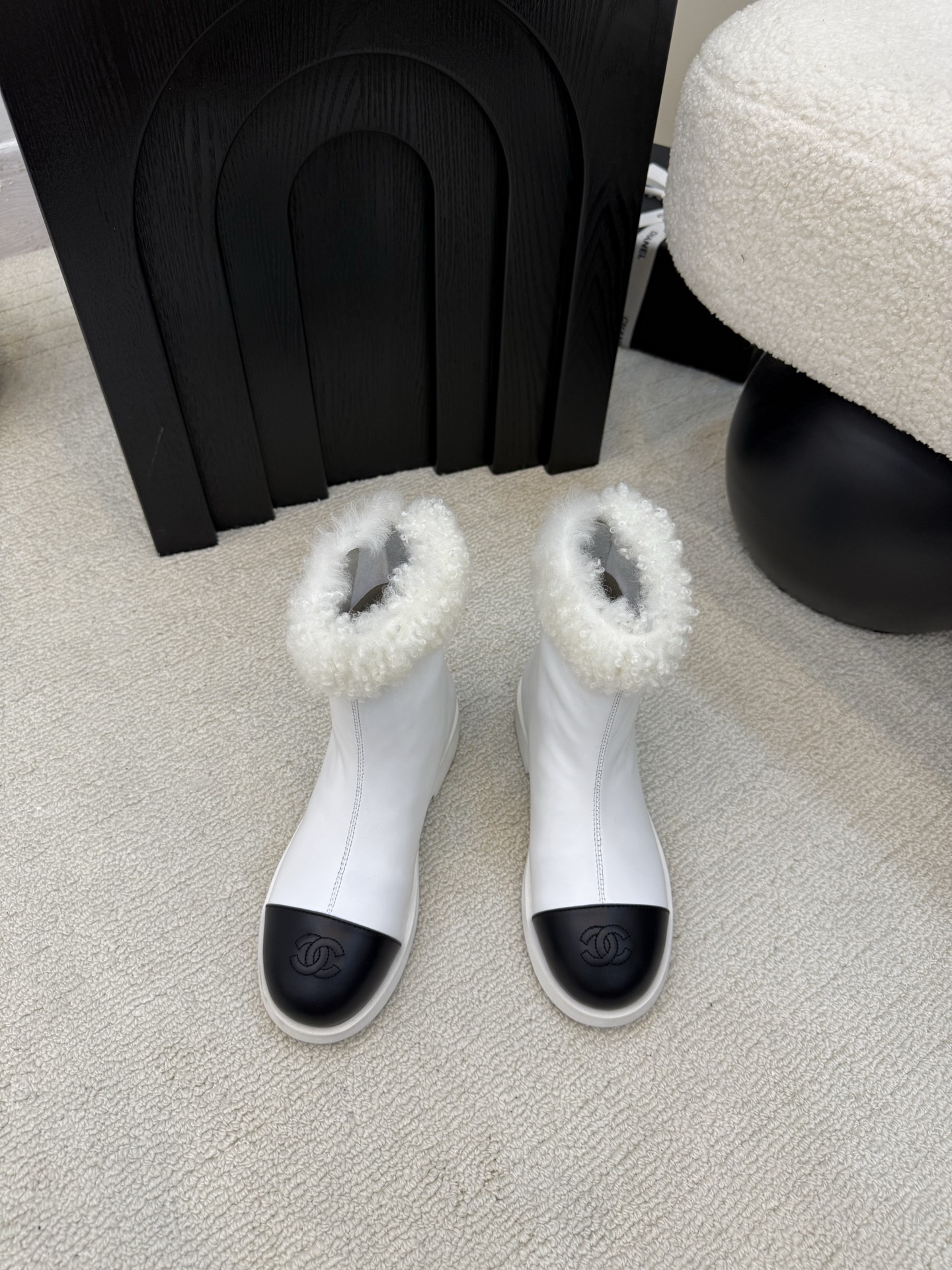シャネル レディース アンクルブーツ 白 黒 ファー コントラストデザイン 保温性抜群 🧣