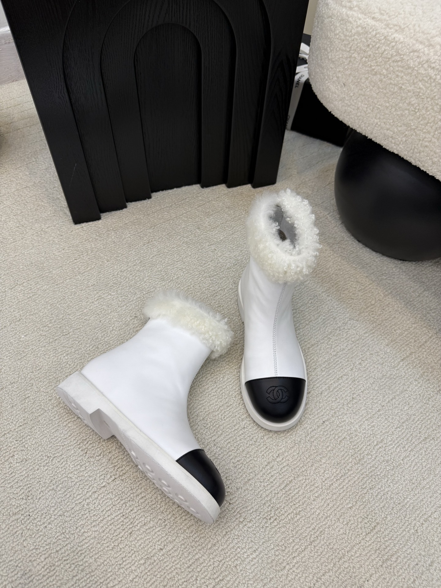 シャネル レディース アンクルブーツ 白 黒 ファー コントラストデザイン 保温性抜群 🧣 - 画像 2