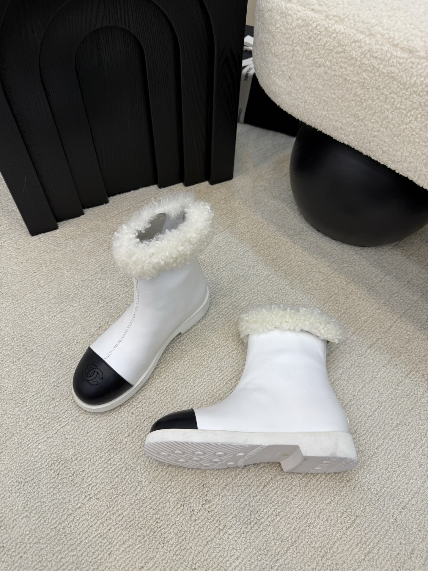 シャネル レディース アンクルブーツ 白 黒 ファー コントラストデザイン 保温性抜群 🧣 - 画像 4