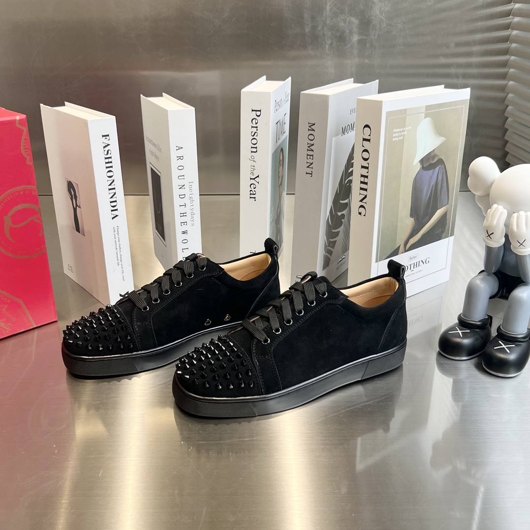 クラシックなデザインの レディース スニーカー 🖤 ブラック スエード素材のスパイク付きで、スタイリッシュな印象。 👠 この靴は、履き心地も良く、普段使いに最適です。 🌟 00264