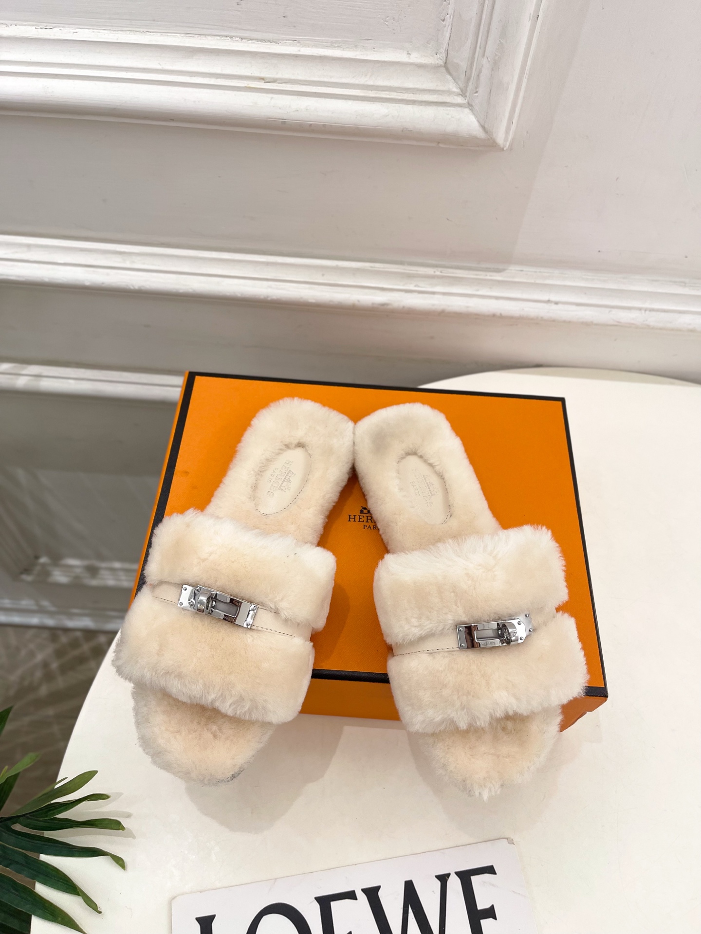 エレガントな HERMES ファー フラットサンダル 37サイズ ホワイト レディースシューズ 🐑