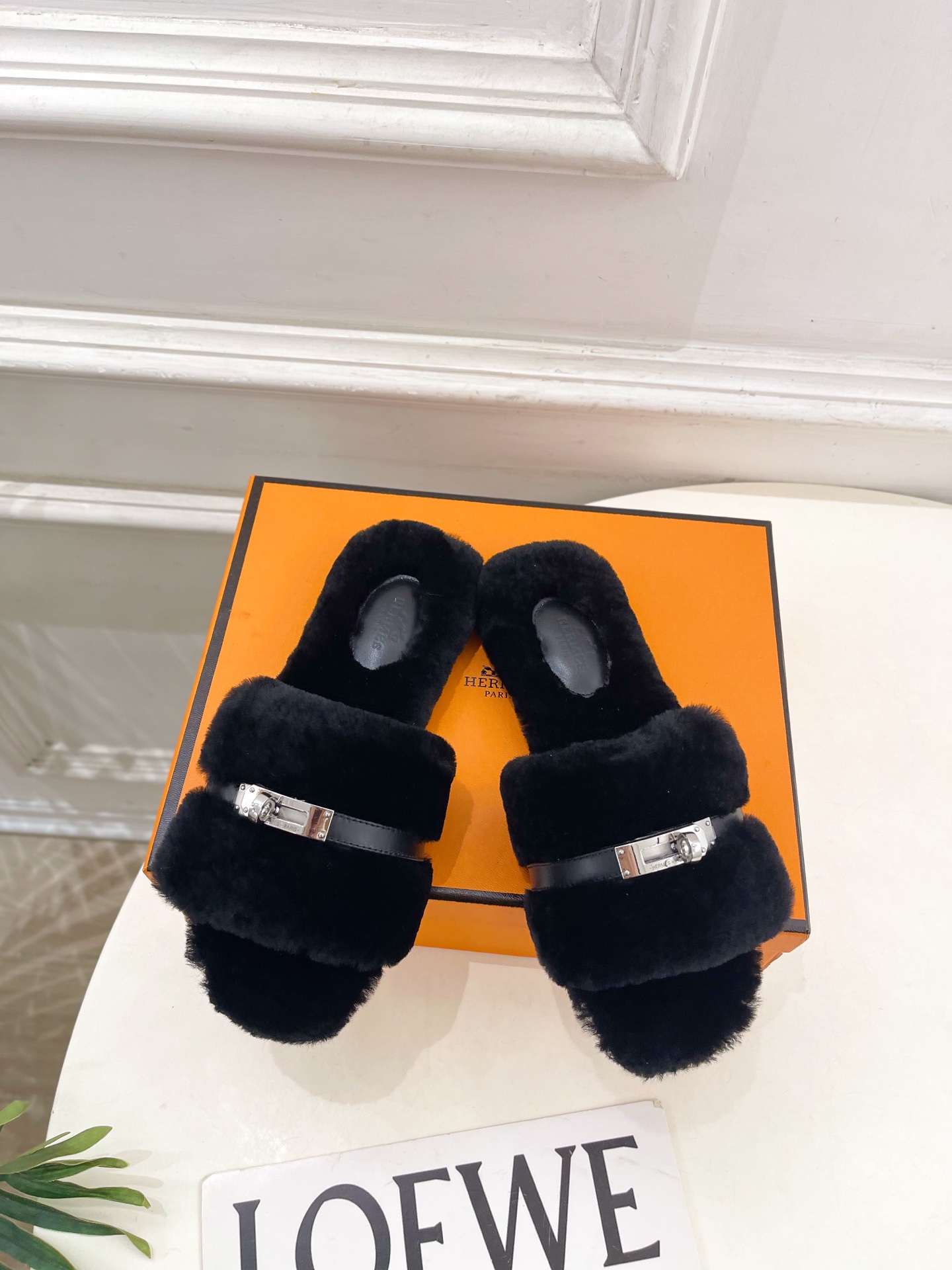 エレガントな HERMES フェイクファー フラットサンダル 黒 37サイズ 素材: フェイクファー・レザー 靴底にゴールドロゴ イタリア製 🐎