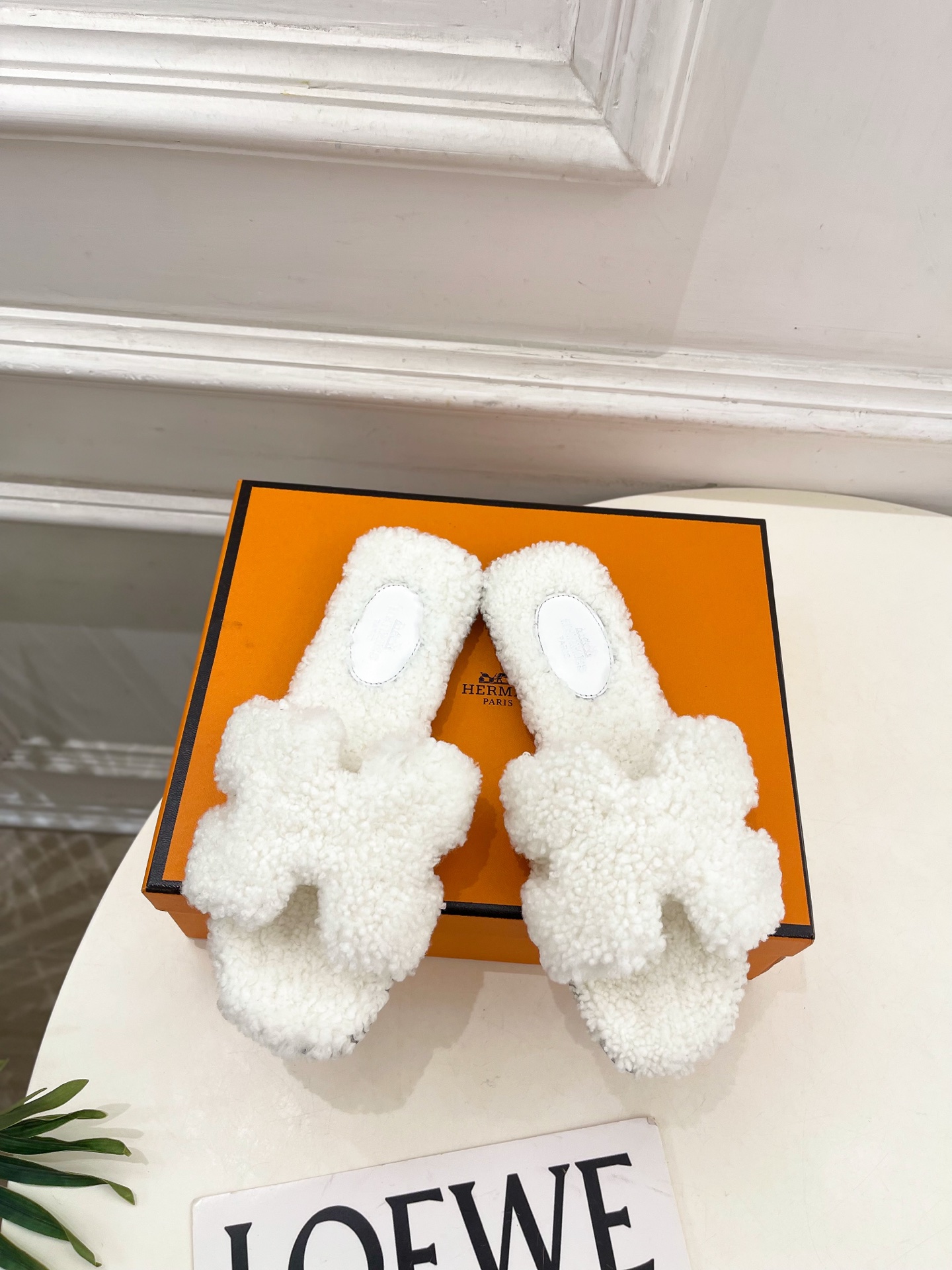 エレガントな HERMÈS フェイクファー フラットサンダル 2色 ホワイト クリーム 37サイズ 🧥