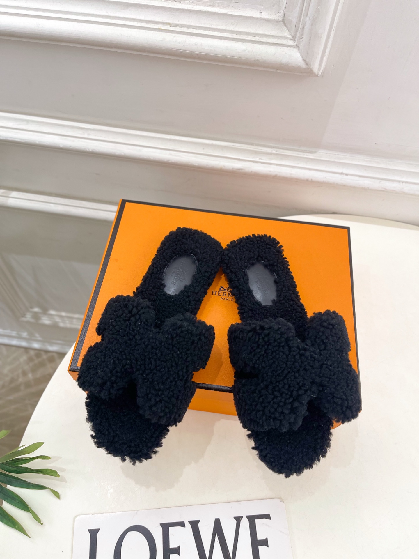 エレガントな HERMÈS フェイクファー フラットサンダル 黒 1色 🐾