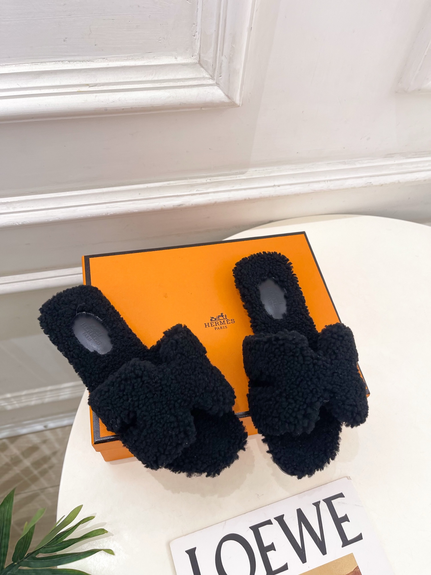 エレガントな HERMÈS フェイクファー フラットサンダル 黒 1色 🐾 - 画像 2