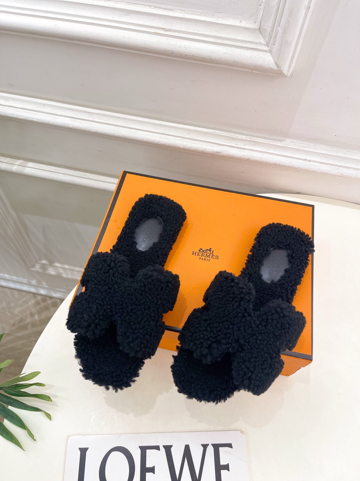 エレガントな HERMÈS フェイクファー フラットサンダル 黒 1色 🐾 - 画像 3