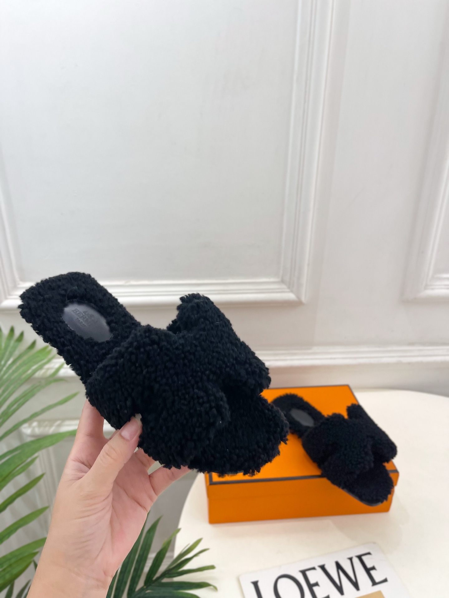 エレガントな HERMÈS フェイクファー フラットサンダル 黒 1色 🐾 - 画像 4