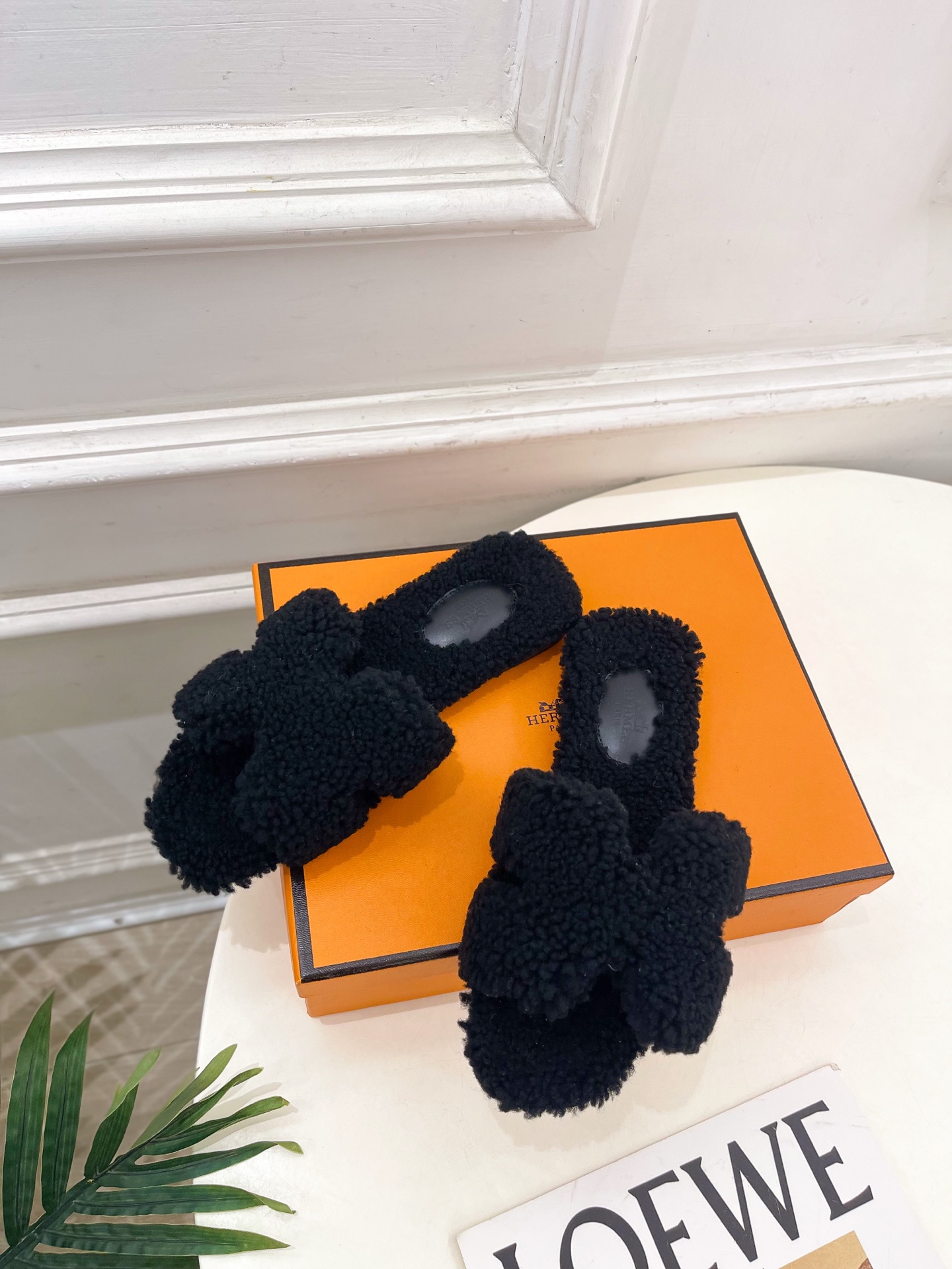 エレガントな HERMÈS フェイクファー フラットサンダル 黒 1色 🐾 - 画像 5