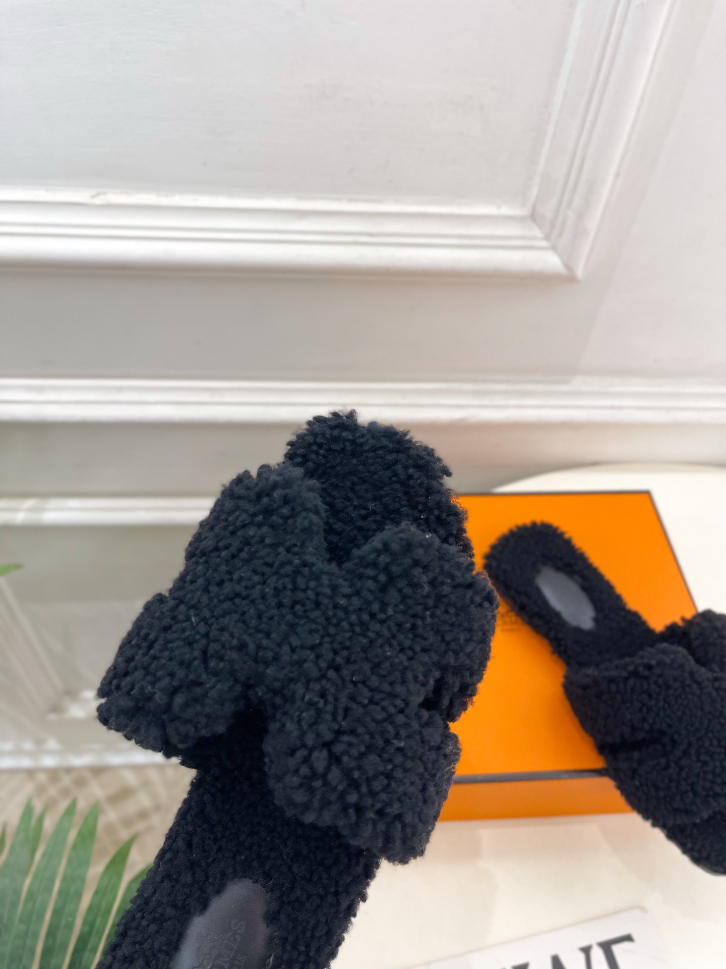 エレガントな HERMÈS フェイクファー フラットサンダル 黒 1色 🐾 - 画像 6