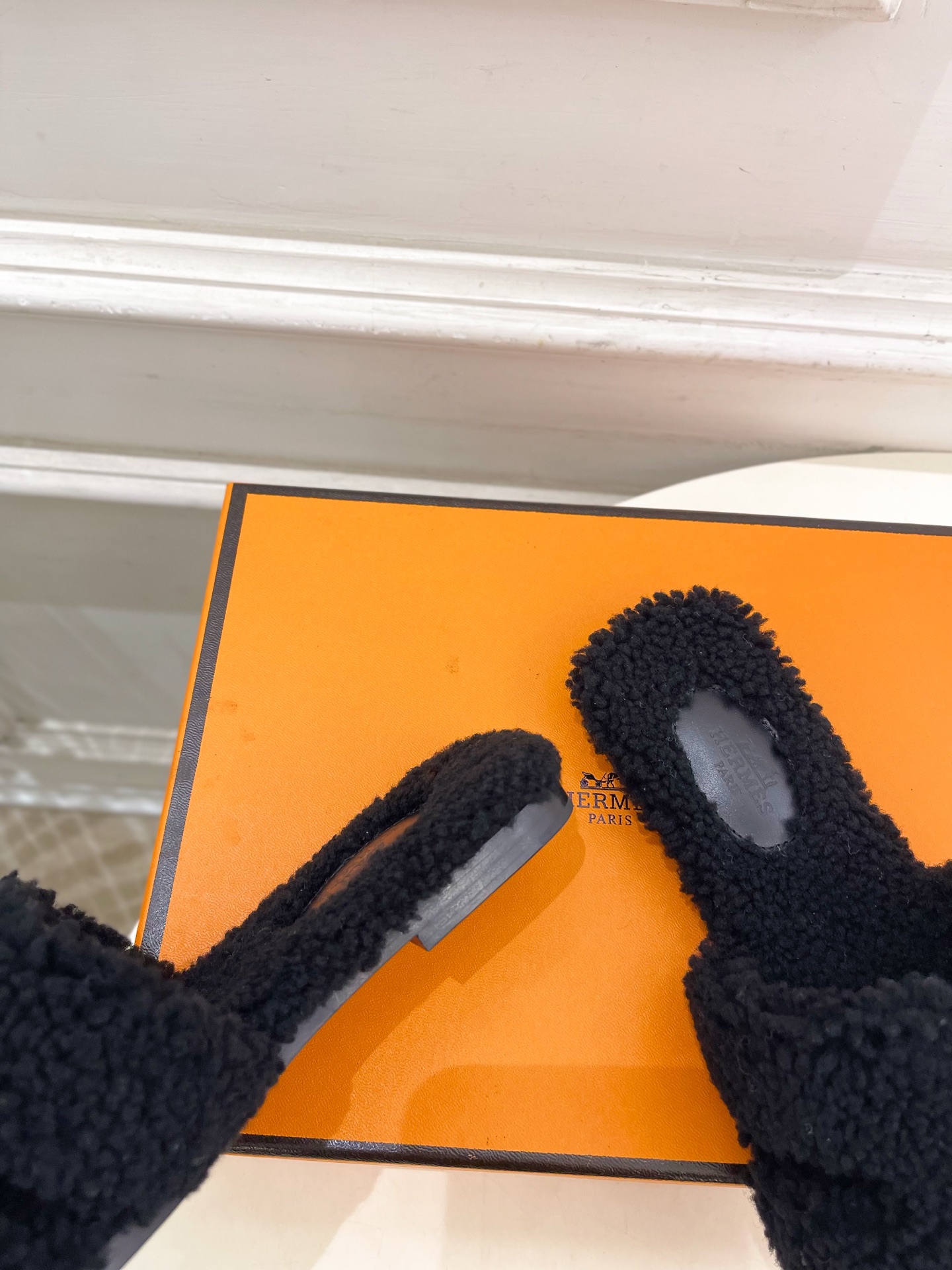 エレガントな HERMÈS フェイクファー フラットサンダル 黒 1色 🐾 - 画像 8