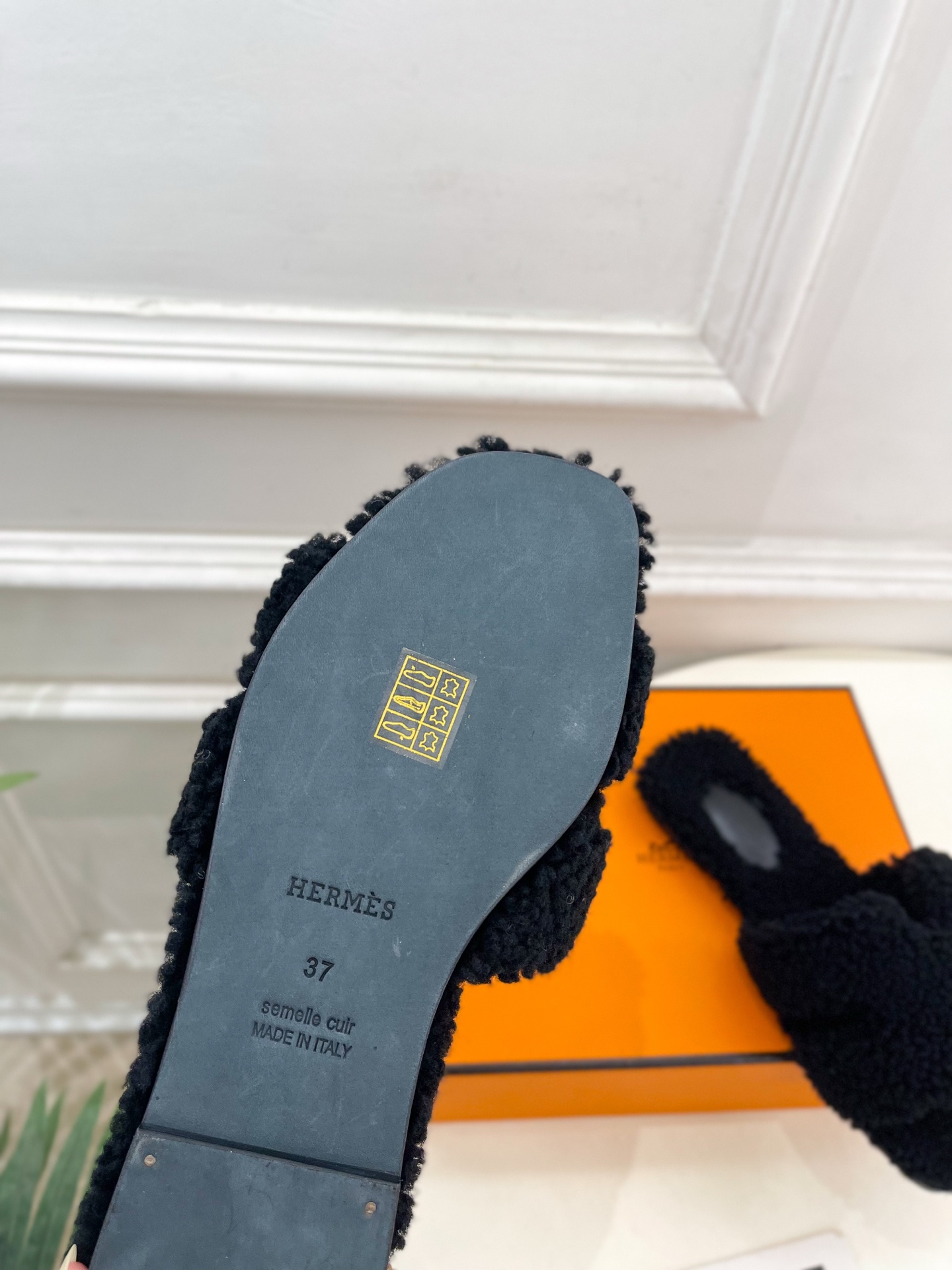 エレガントな HERMÈS フェイクファー フラットサンダル 黒 1色 🐾 - 画像 9