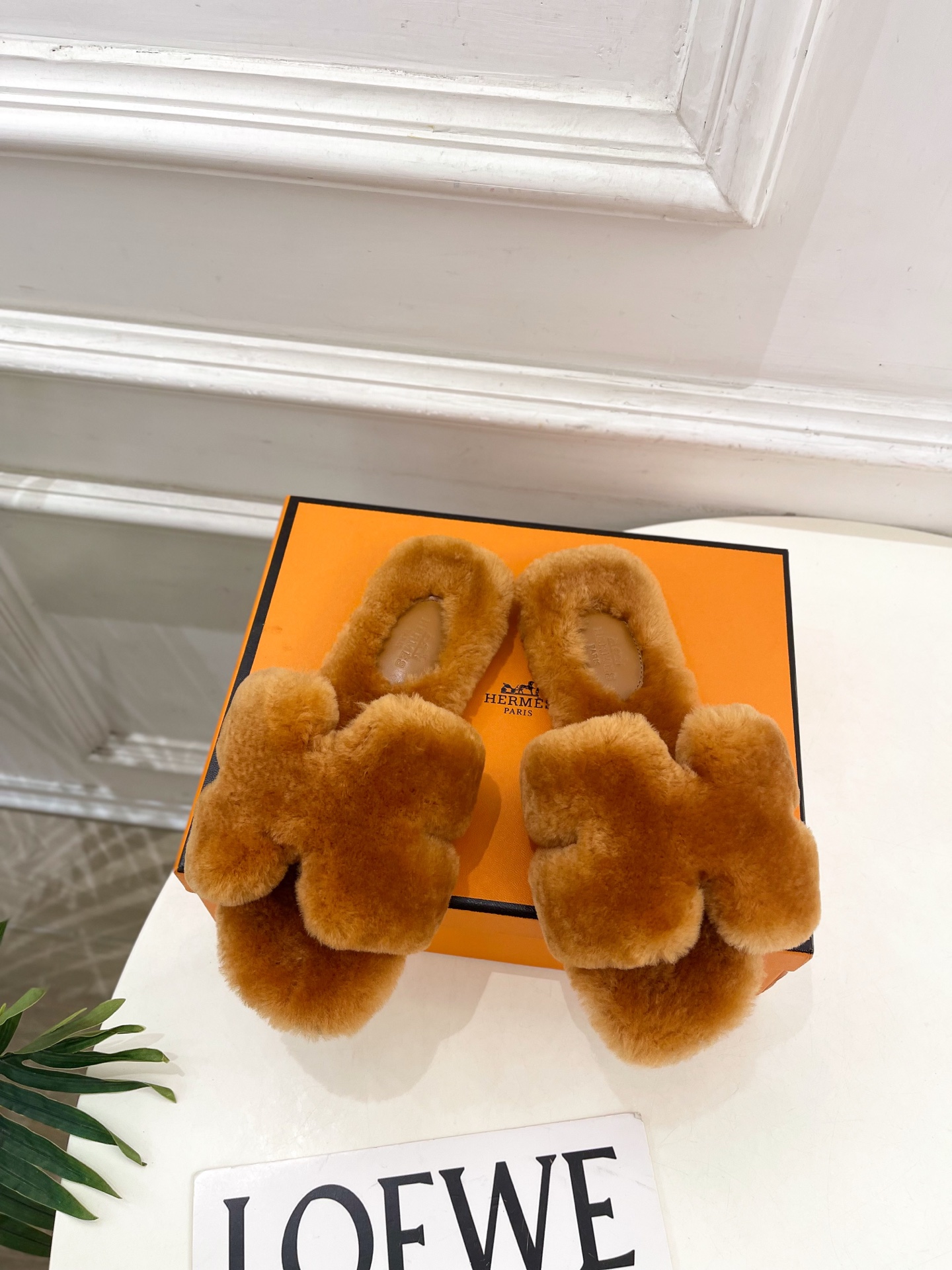 エレガントな HERMES ファーサンダル 1色 4つ葉のクローバー ファブリック レディース シューズ 🧡