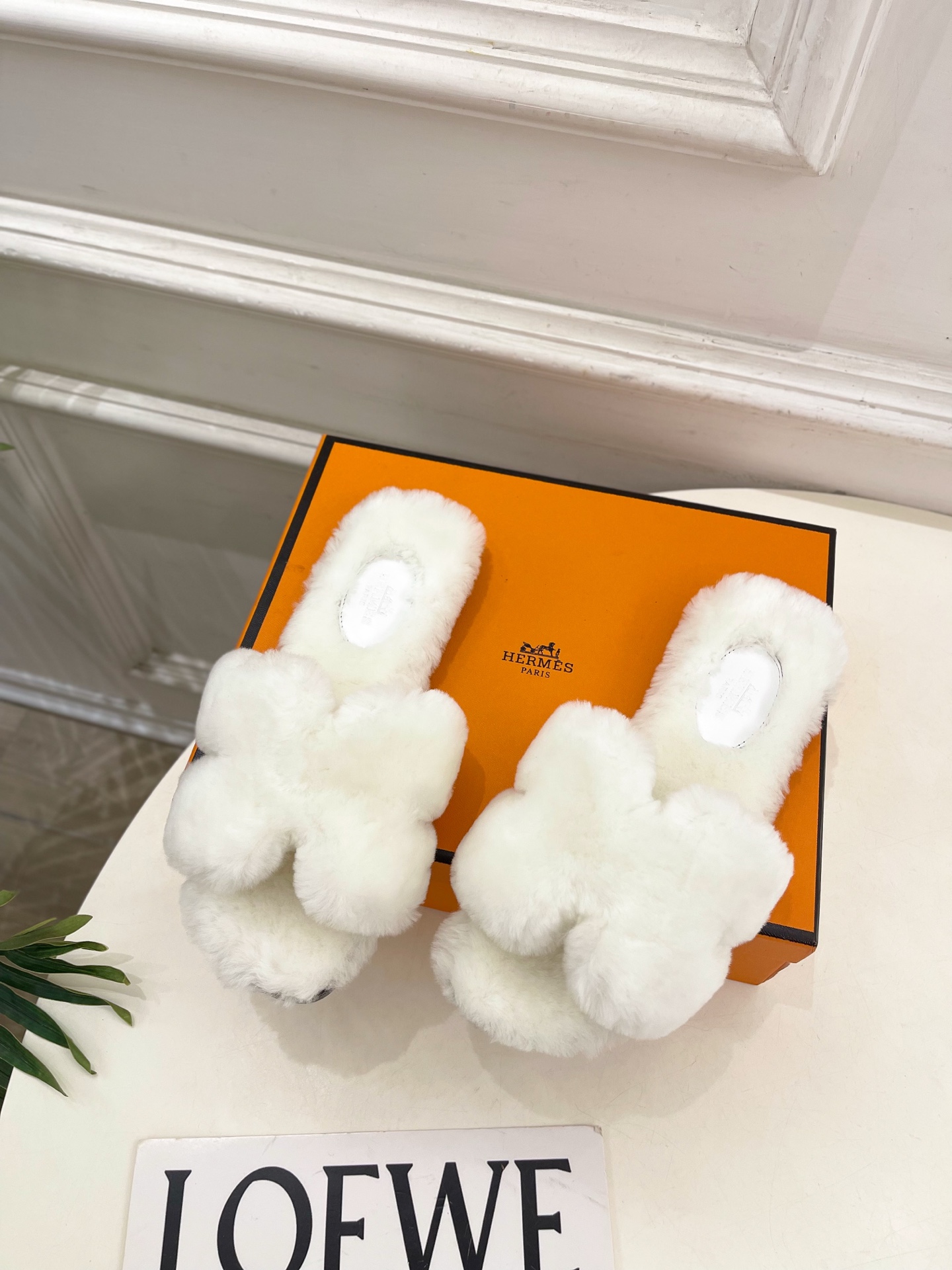 エレガントな HERMÈS フリーススリッパ 4色 プラットフォーム 白色 素敵なギフト 🧡 - 画像 3