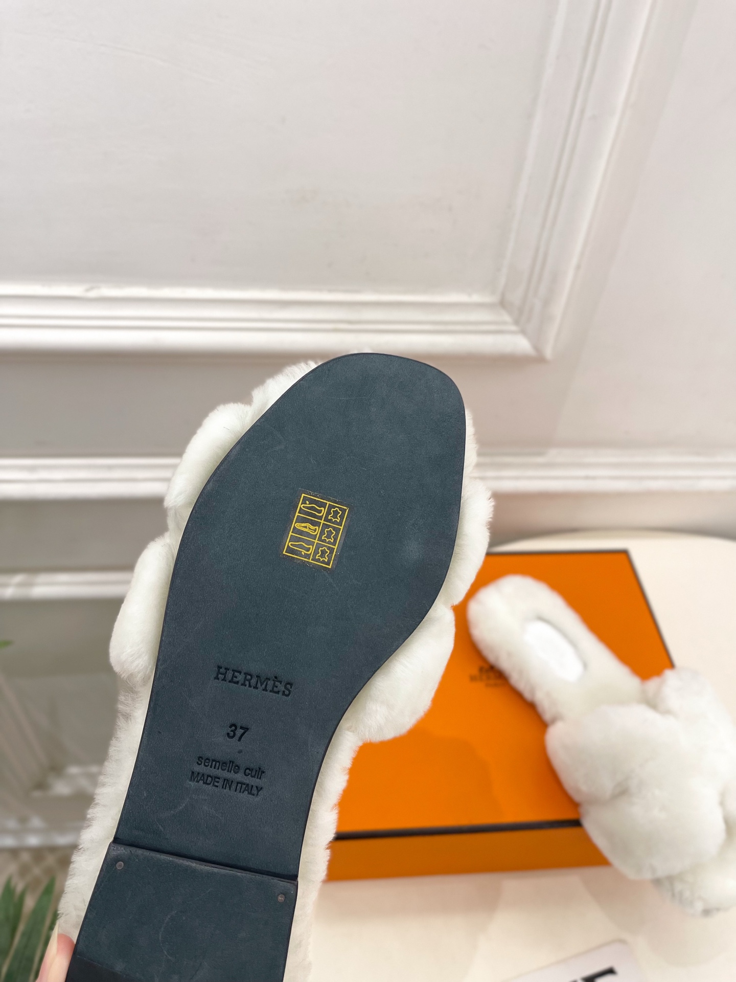 エレガントな HERMÈS フリーススリッパ 4色 プラットフォーム 白色 素敵なギフト 🧡 - 画像 9