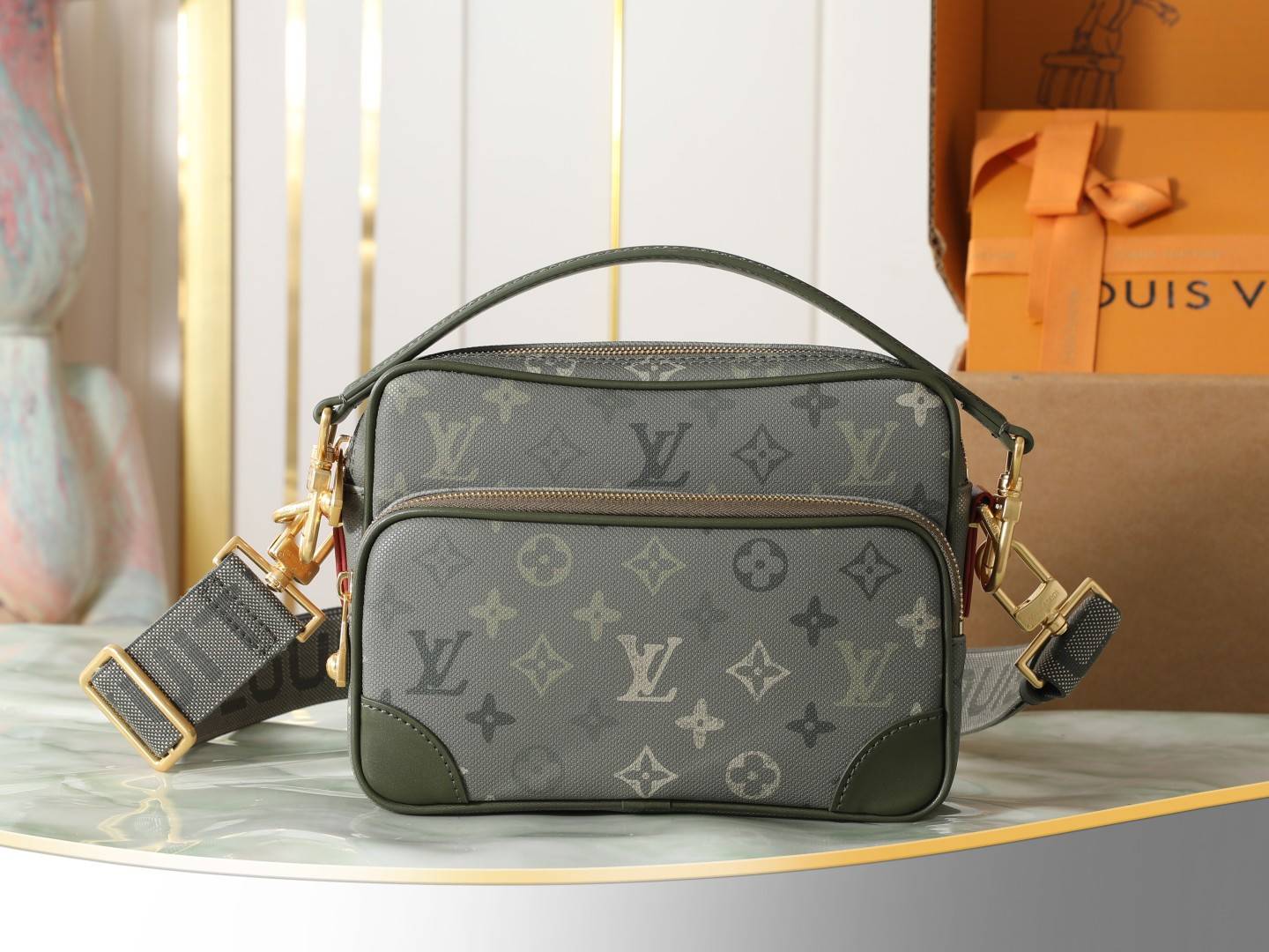 Louis Vuitton ルイヴィトン M27095 モノグラム サンプル ショルダーバッグ メンズ ブラック ブラウ