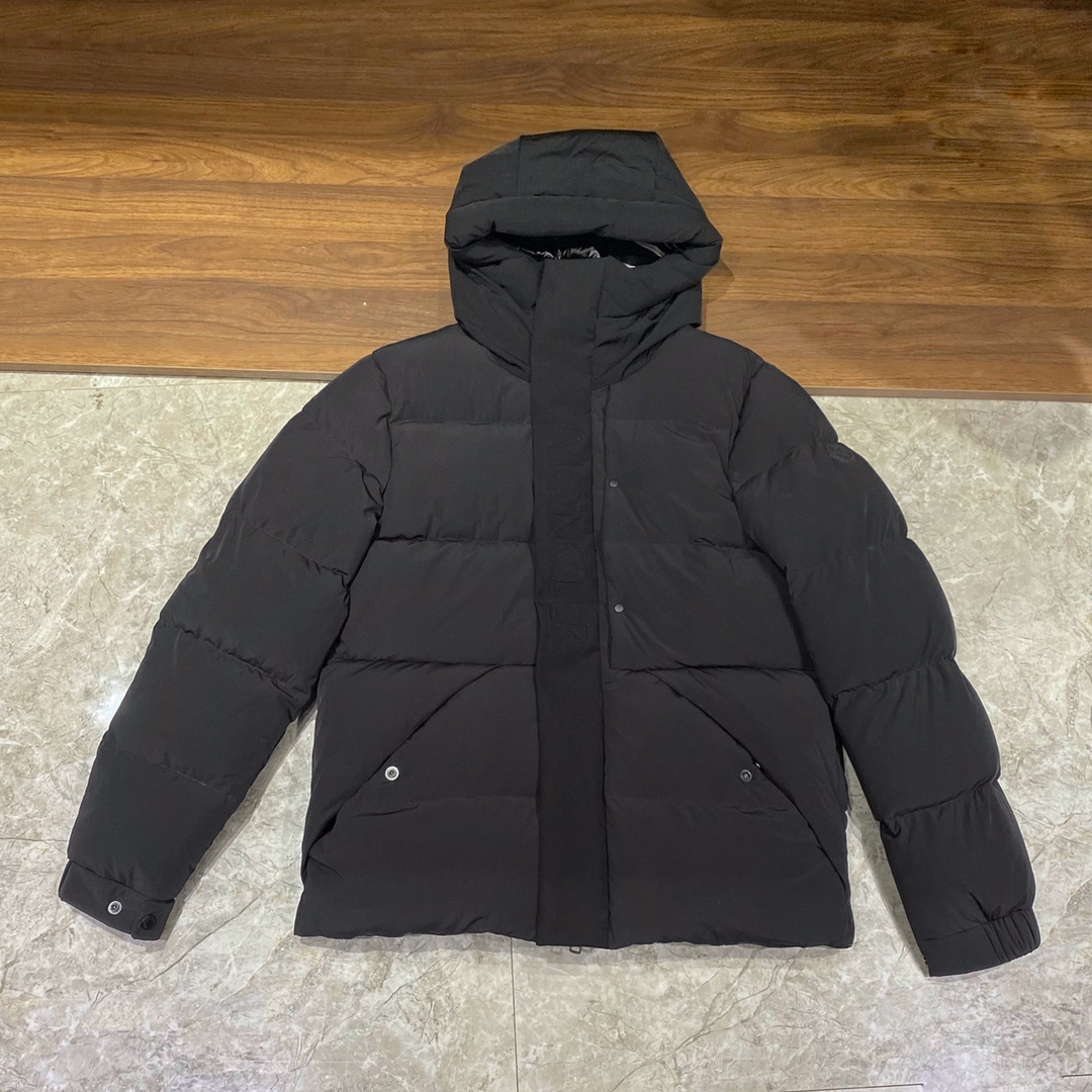 22/23AW　MONCLER 　モンクレール　MADEIRA　 ショートダウンジャケット　ダウンジャケット　フード付き　ロゴ　3色