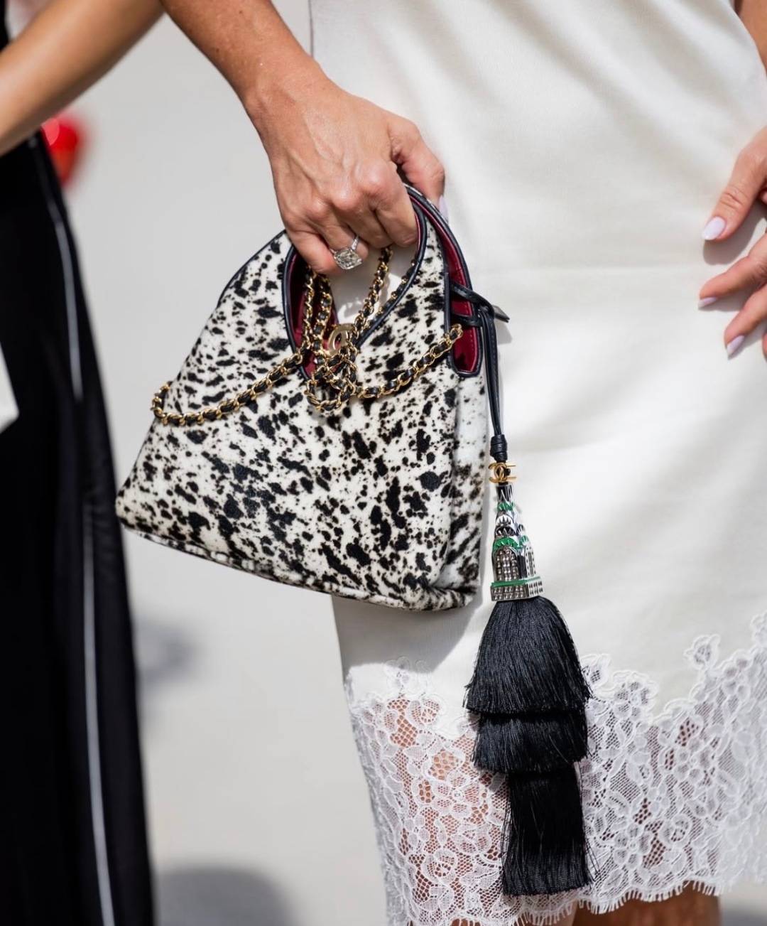 シャネル CHANEL マトラッセ ボルドー裏地 ラムスキン チェーンショルダーバッグ レディース ブラック ホワイト - 画像 5