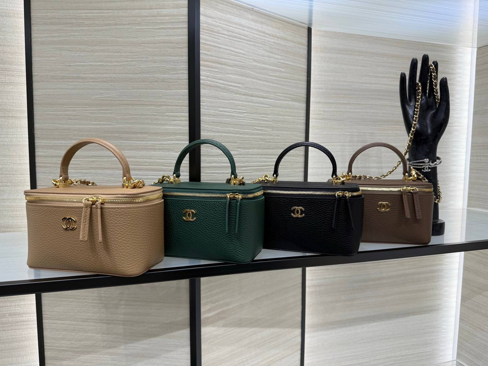 シャネル CHANEL マトラッセ バニティバッグ キャビアスキン ゴールド金具 ミラー付き レディース