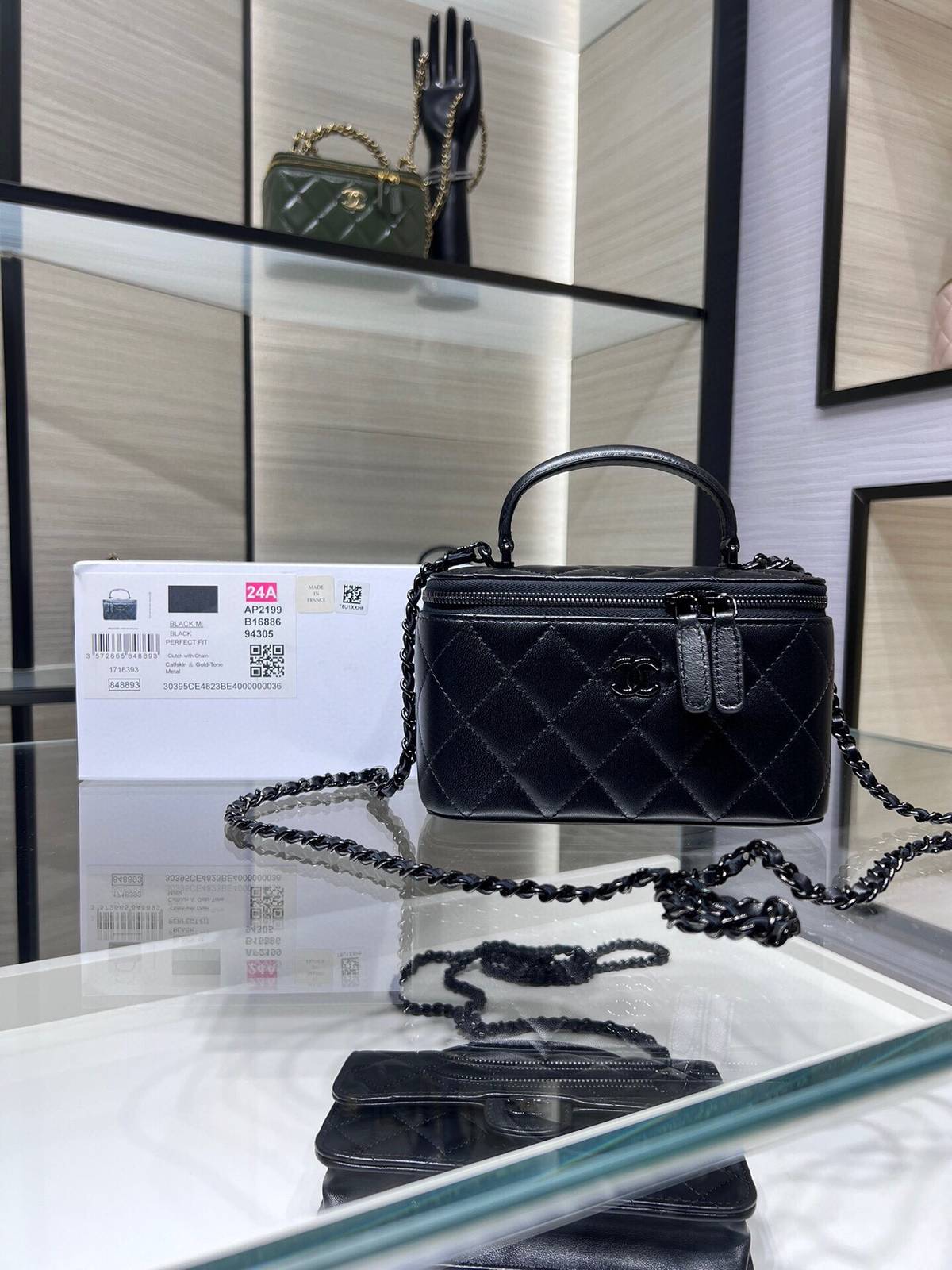シャネル CHANEL マトラッセ ラムスキン バニティバッグ ブラック金具 ミラー付き レディース