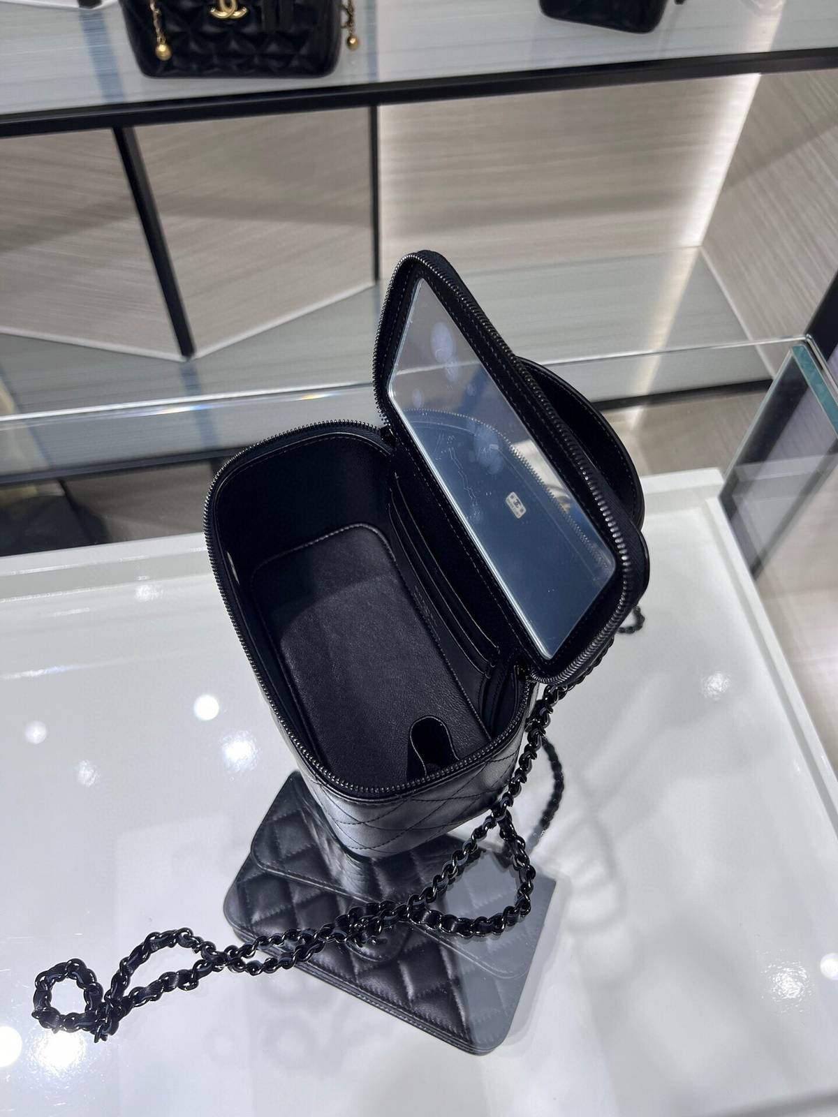 シャネル CHANEL マトラッセ ラムスキン バニティバッグ ブラック金具 ミラー付き レディース - 画像 3