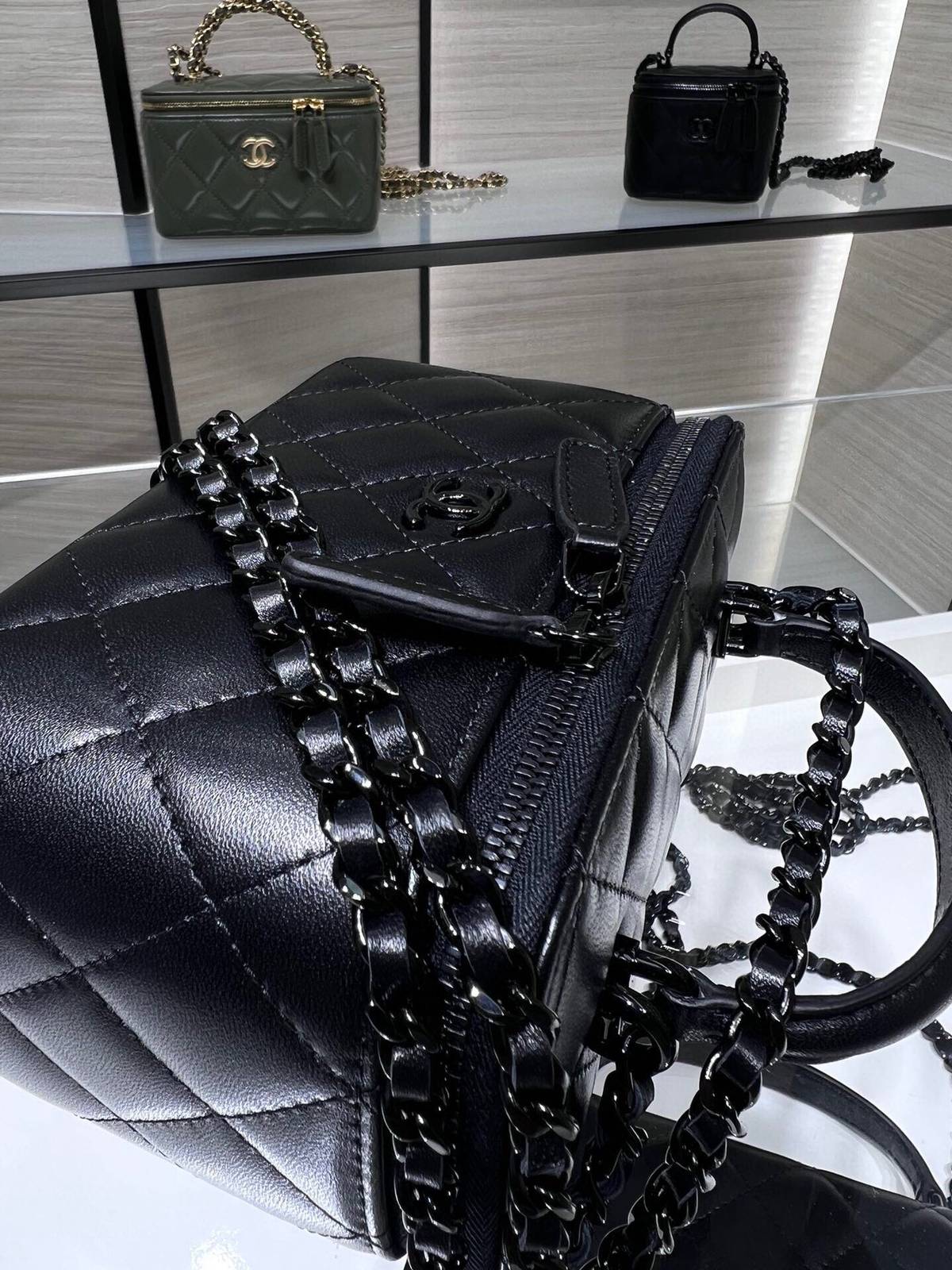 シャネル CHANEL マトラッセ ラムスキン バニティバッグ ブラック金具 ミラー付き レディース - 画像 4