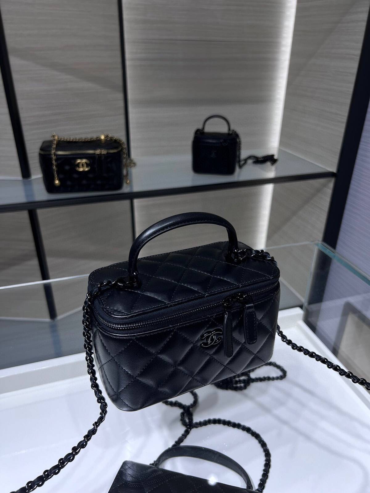 シャネル CHANEL マトラッセ ラムスキン バニティバッグ ブラック金具 ミラー付き レディース - 画像 8