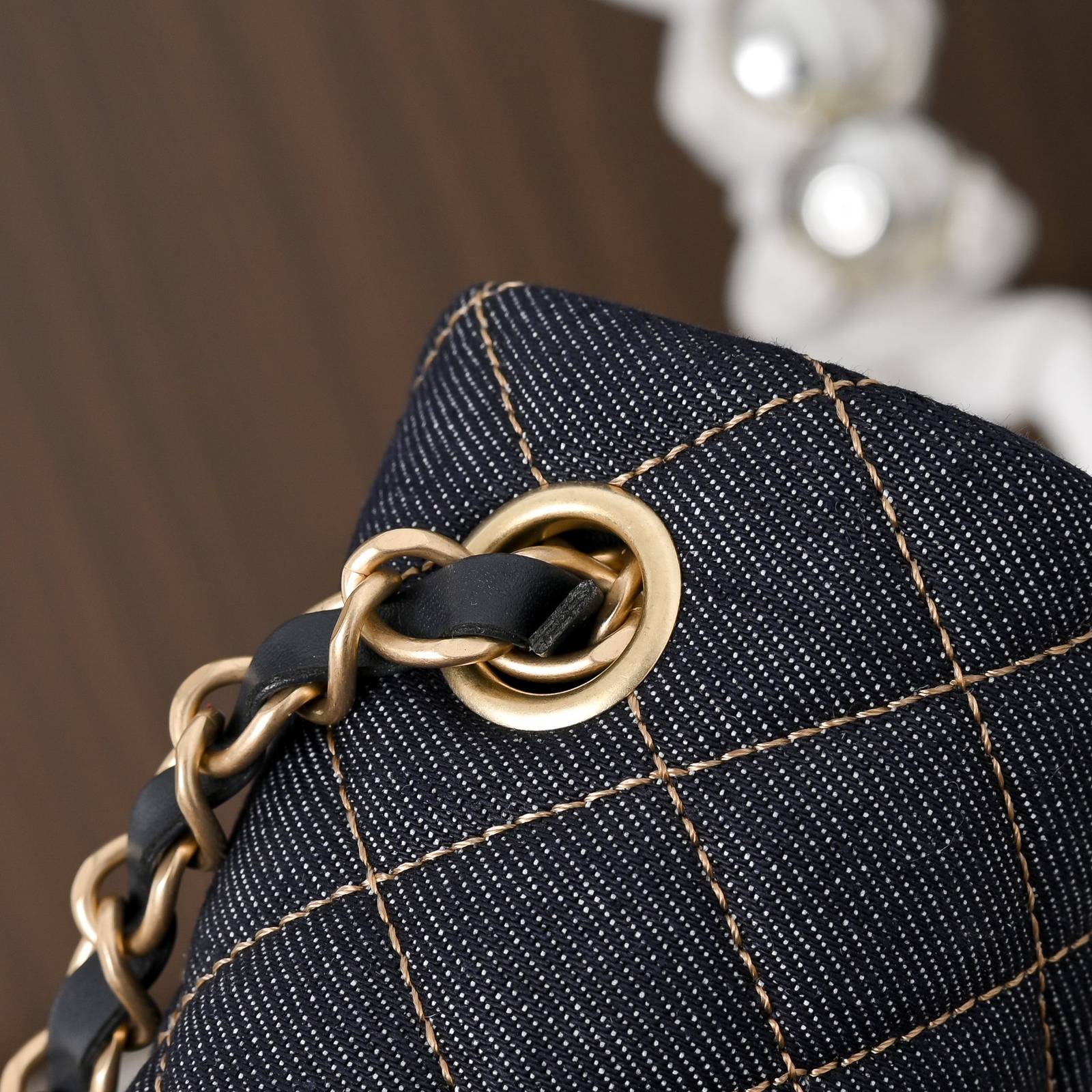 シャネル CHANEL マトラッセ デニム キャビアスキン フラップバッグ ゴールド金具 レザー編み込みチェーン ホワイ - 画像 2