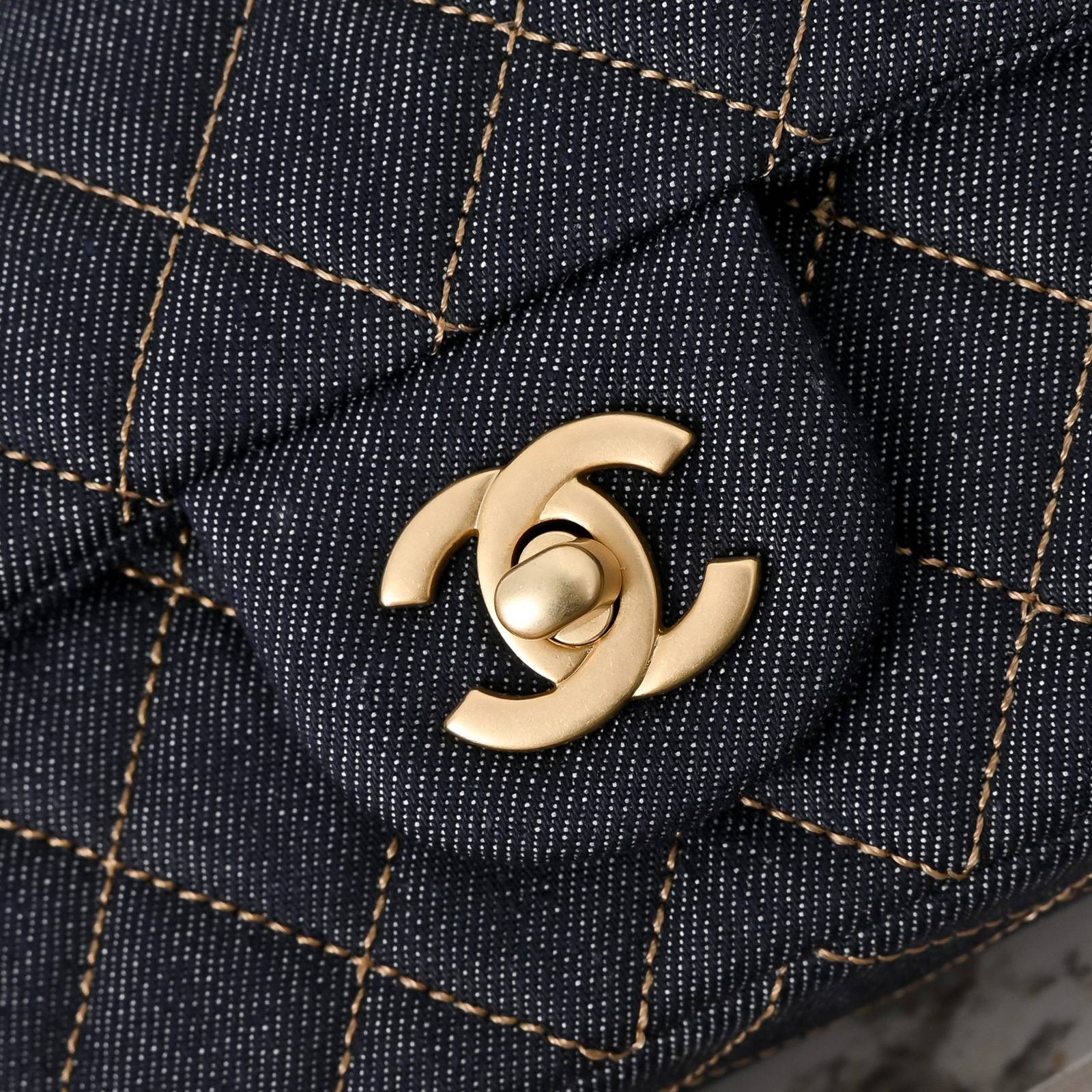 シャネル CHANEL マトラッセ デニム キャビアスキン フラップバッグ ゴールド金具 レザー編み込みチェーン ホワイ - 画像 3