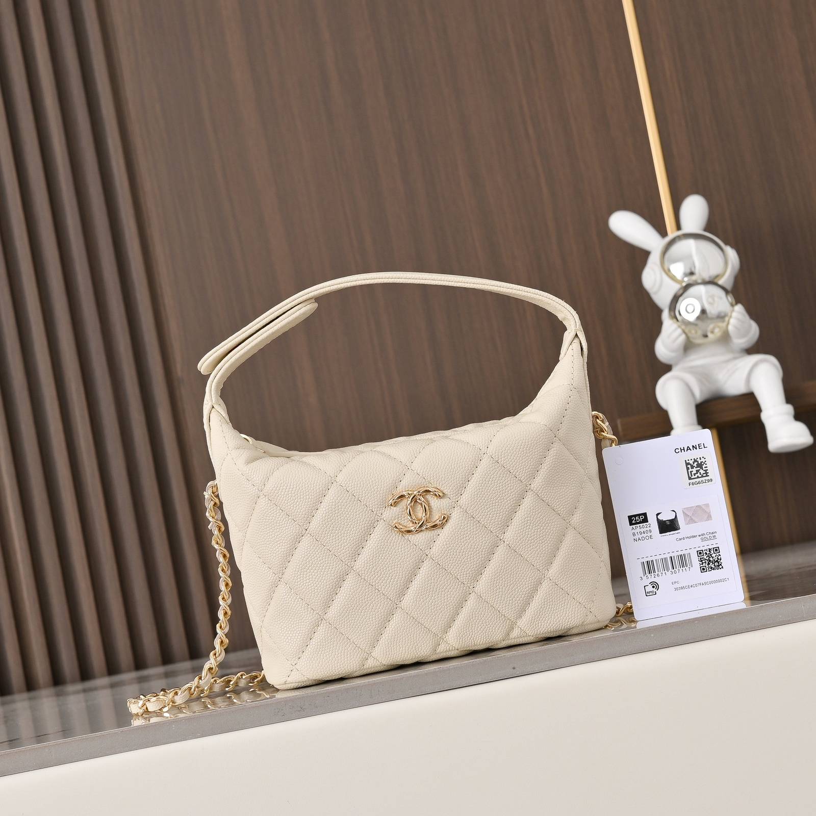 シャネル CHANEL マトラッセ キャビアスキン チェーンショルダーバッグ ゴールド金具 レディース ホワイト