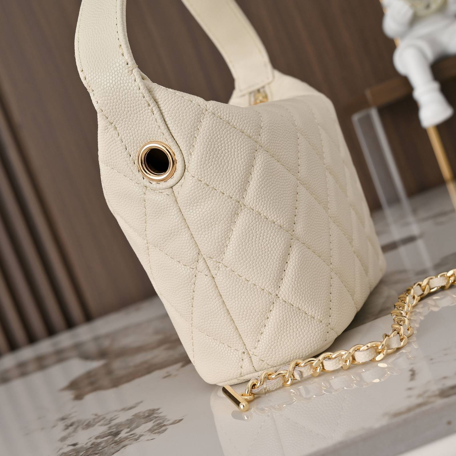 シャネル CHANEL マトラッセ キャビアスキン チェーンショルダーバッグ ゴールド金具 レディース ホワイト - 画像 4
