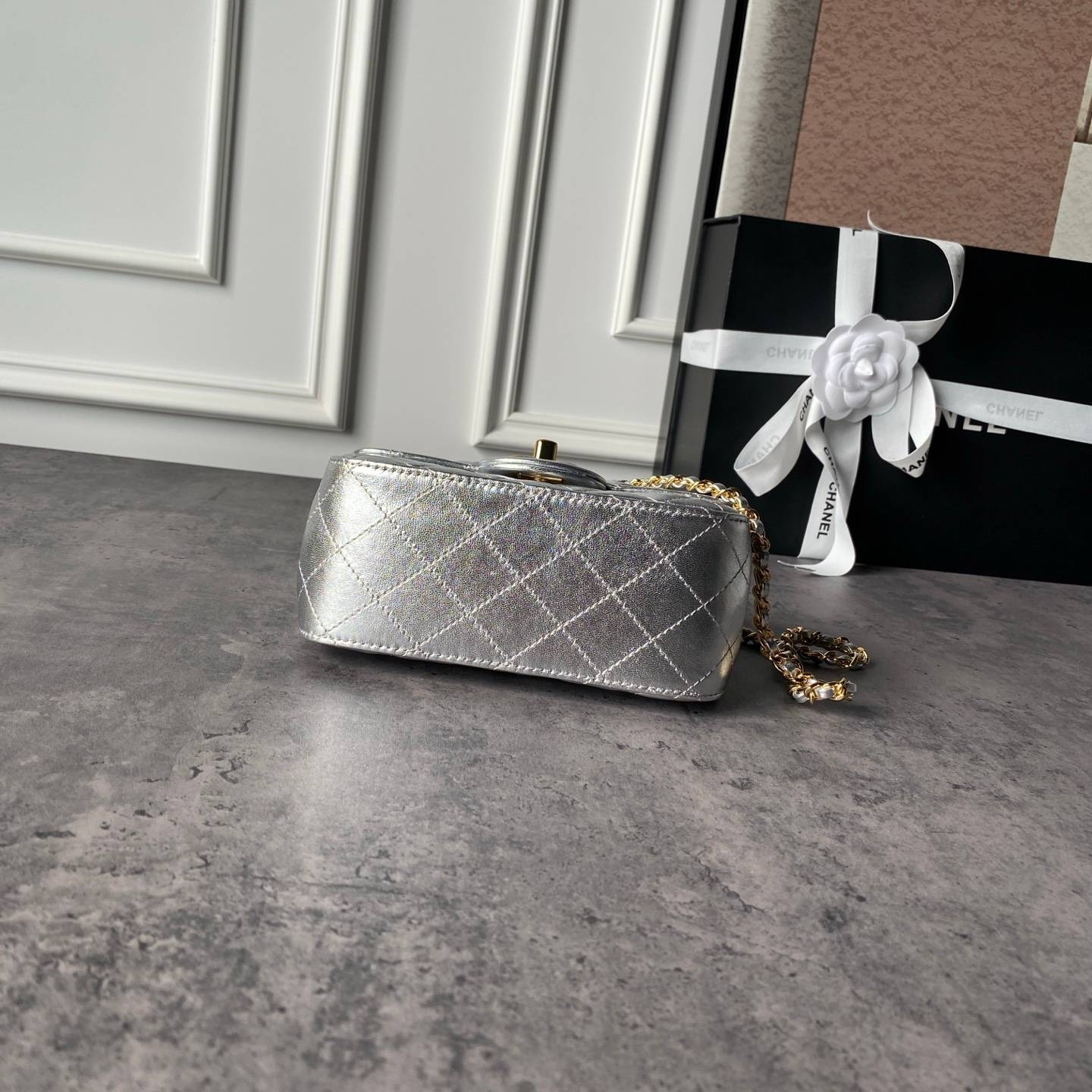 シャネル CHANEL マトラッセ ミニフラップバッグ キャビアスキン チェーンショルダー ゴールド金具 ブラック ホワ - 画像 4