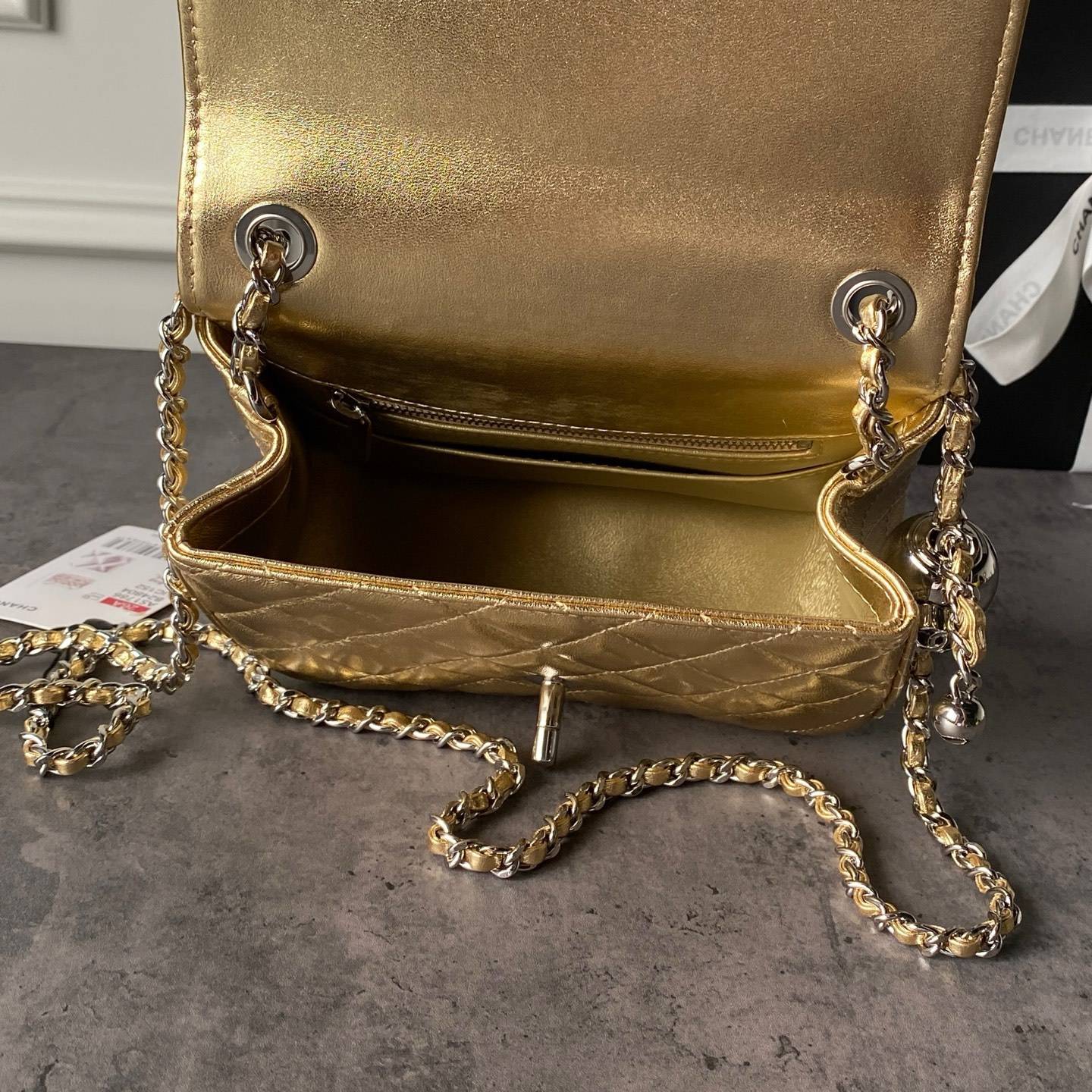 シャネル CHANEL マトラッセ ミニフラップバッグ キャビアスキン チェーンショルダー ゴールド金具 ブラック ホワ - 画像 12