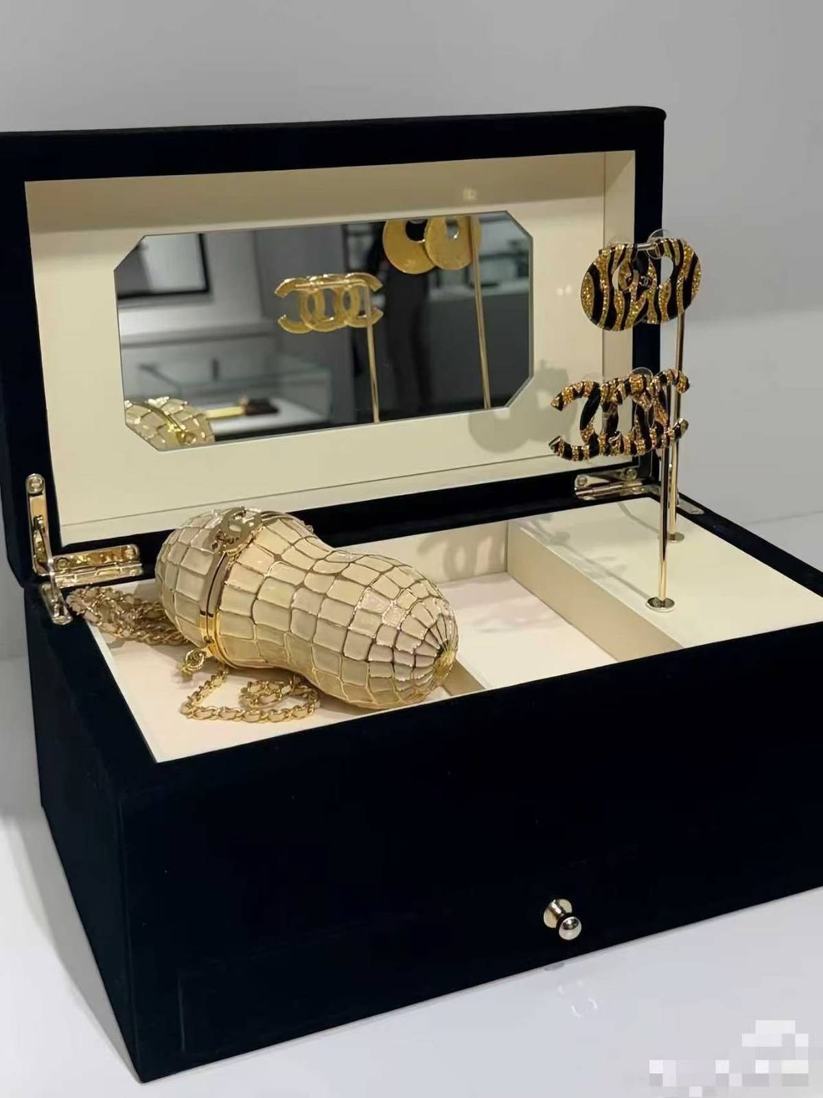 シャネル 1366 マトラッセ キャビアスキン チェーンショルダーバッグ ホワイト ゴールド金具 - 画像 10