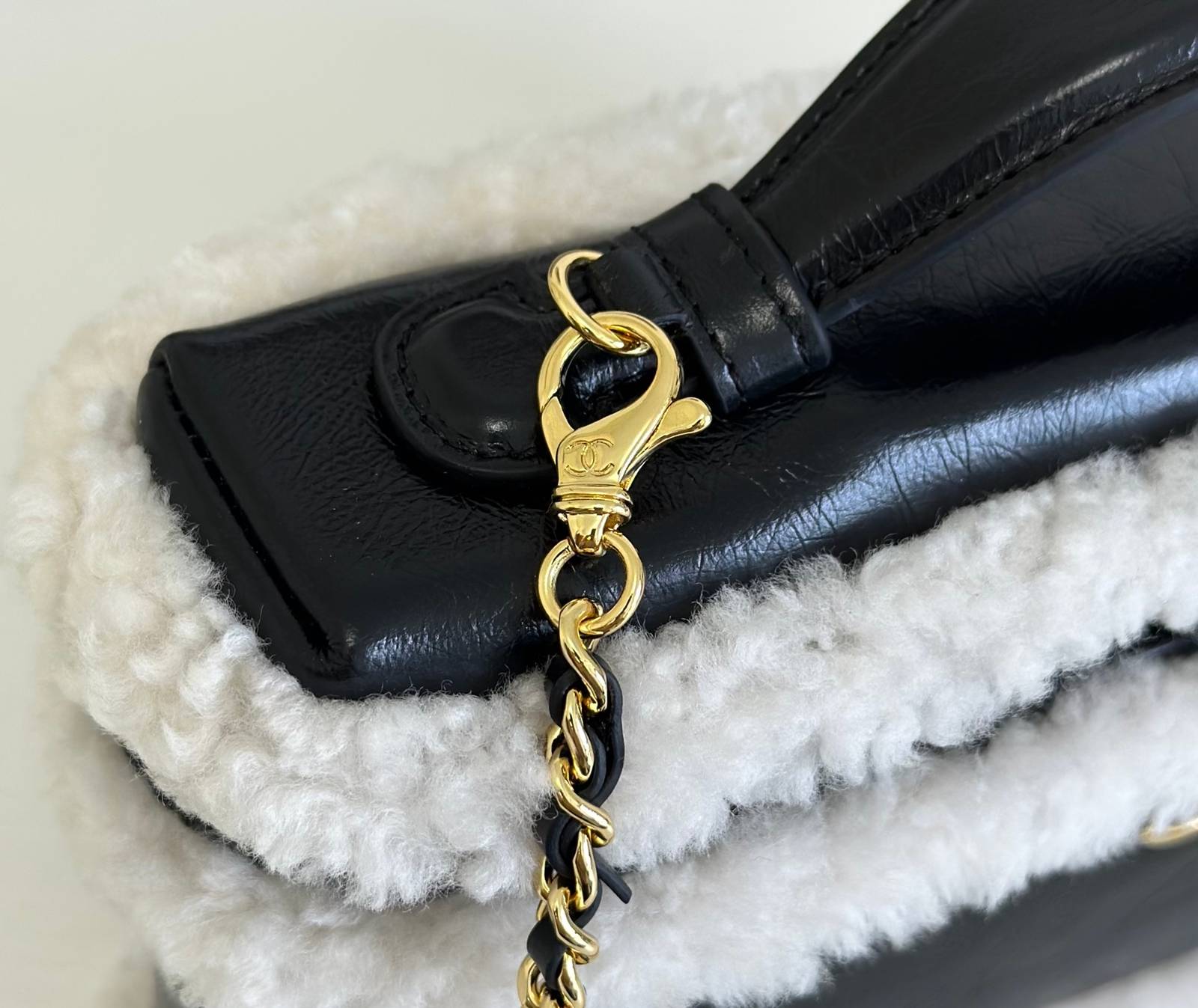 シャネル CHANEL マトラッセ ラムスキン バニティバッグ ファスナー開閉 ゴールド金具 ホワイトファー レディース - 画像 4