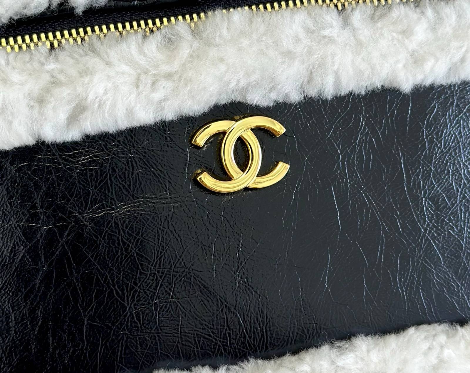 シャネル CHANEL マトラッセ ラムスキン バニティバッグ ファスナー開閉 ゴールド金具 ホワイトファー レディース - 画像 5