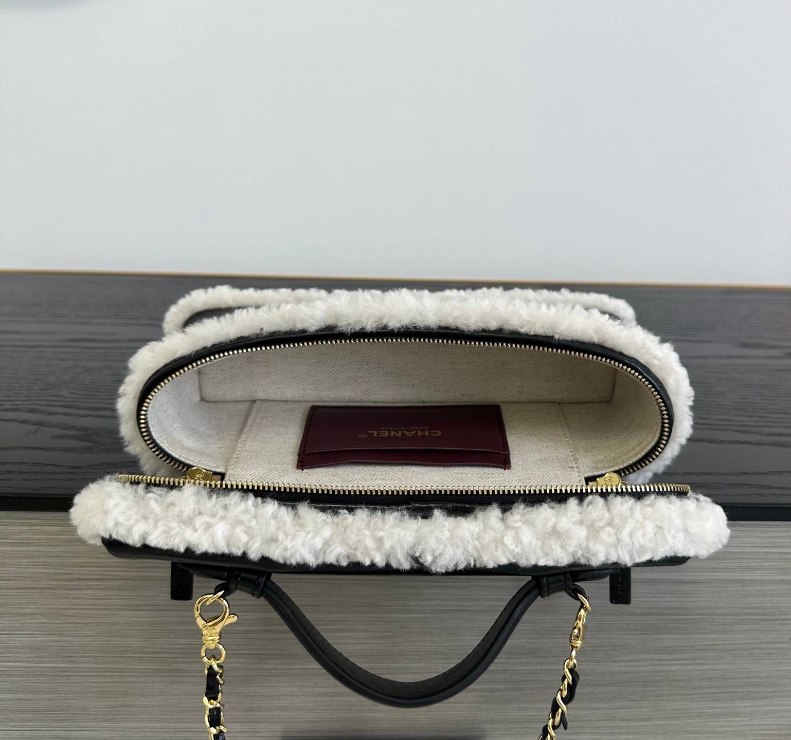 シャネル CHANEL マトラッセ ラムスキン バニティバッグ ファスナー開閉 ゴールド金具 ホワイトファー レディース - 画像 6