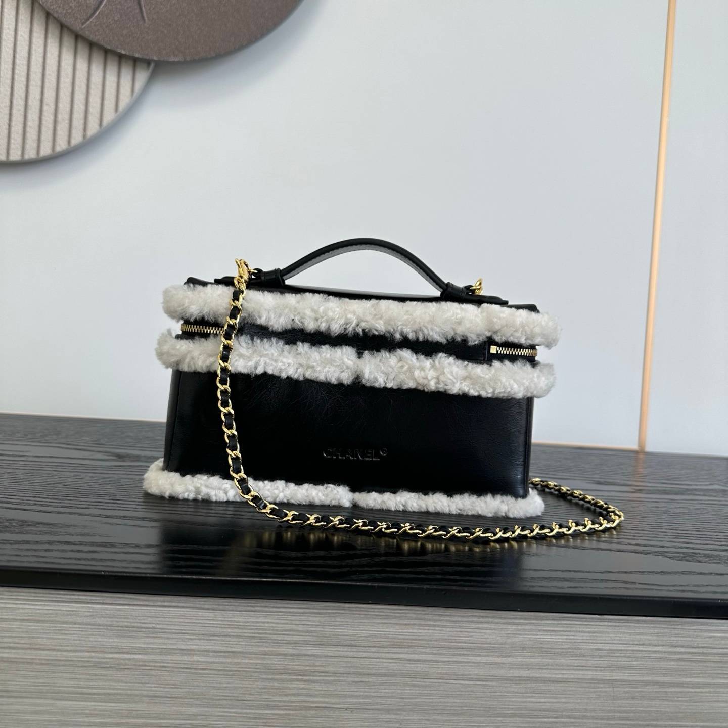 シャネル CHANEL マトラッセ ラムスキン バニティバッグ ファスナー開閉 ゴールド金具 ホワイトファー レディース - 画像 8
