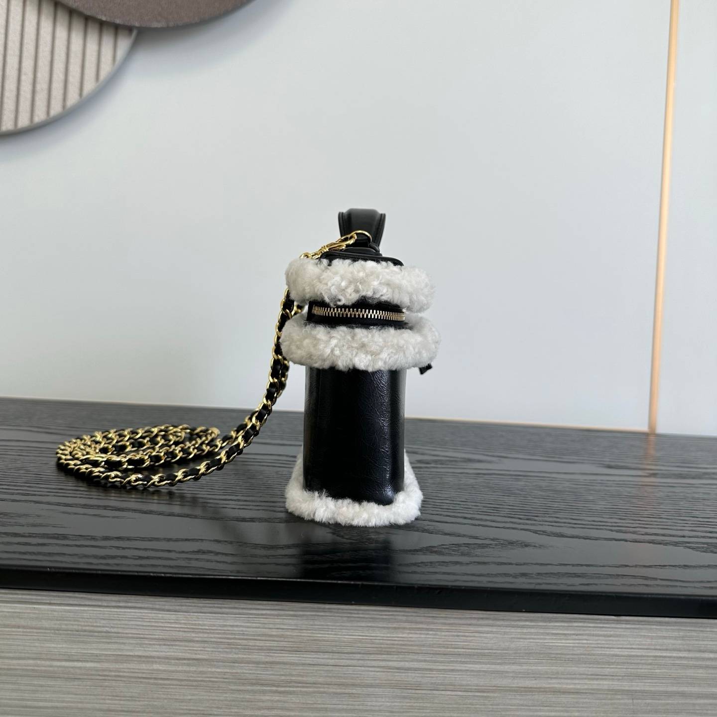 シャネル CHANEL マトラッセ ラムスキン バニティバッグ ファスナー開閉 ゴールド金具 ホワイトファー レディース - 画像 9