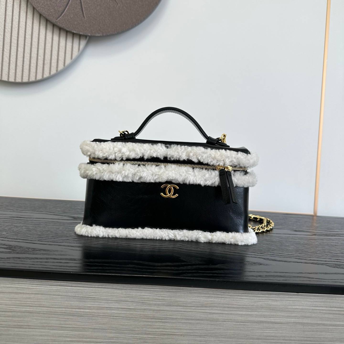シャネル CHANEL マトラッセ ラムスキン バニティバッグ ファスナー開閉 ゴールド金具 ホワイトファー レディース - 画像 10
