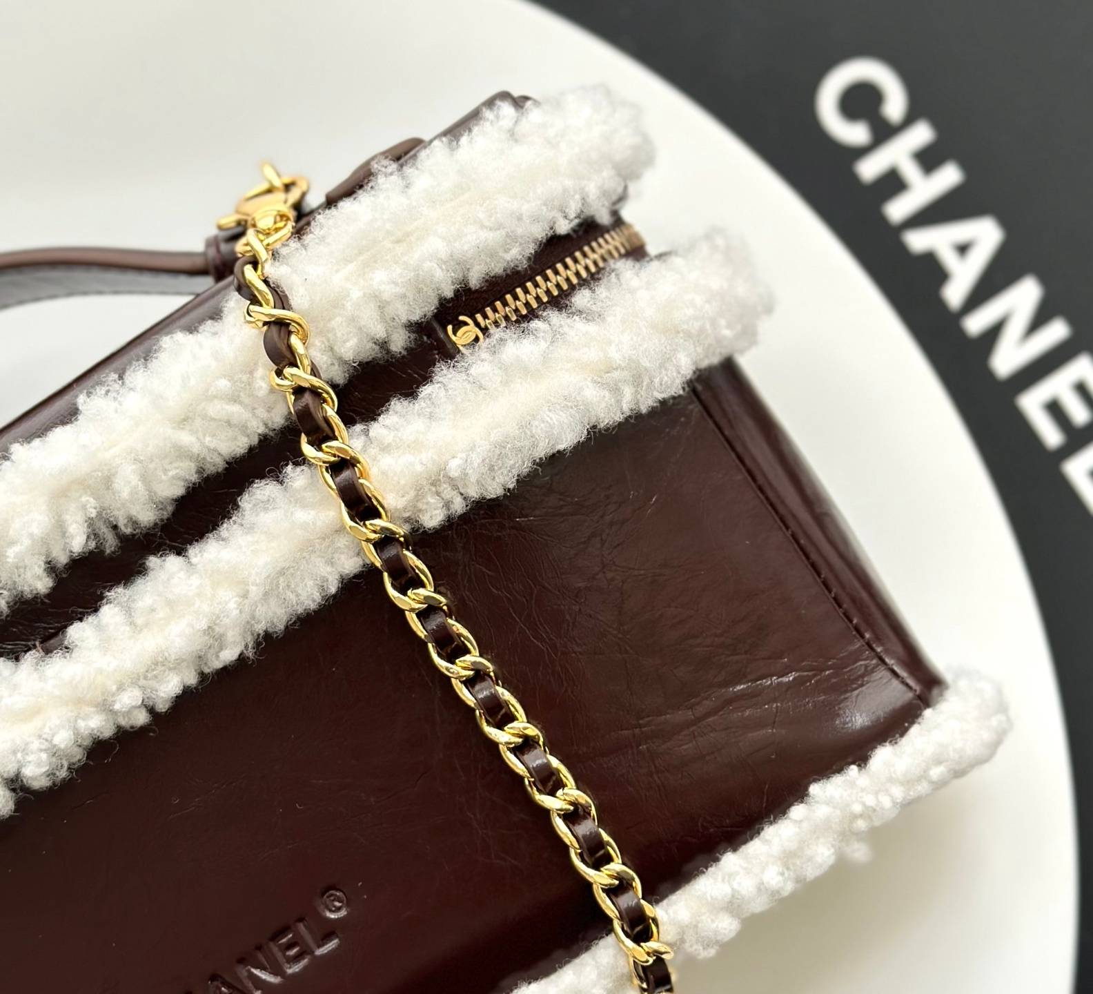 シャネル CHANEL マトラッセ ラムスキン バニティバッグ ファスナー開閉 ゴールド金具 ホワイトファー レディース - 画像 12