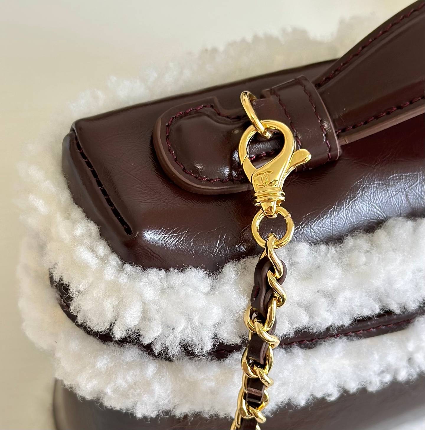 シャネル CHANEL マトラッセ ラムスキン バニティバッグ ファスナー開閉 ゴールド金具 ホワイトファー レディース - 画像 13