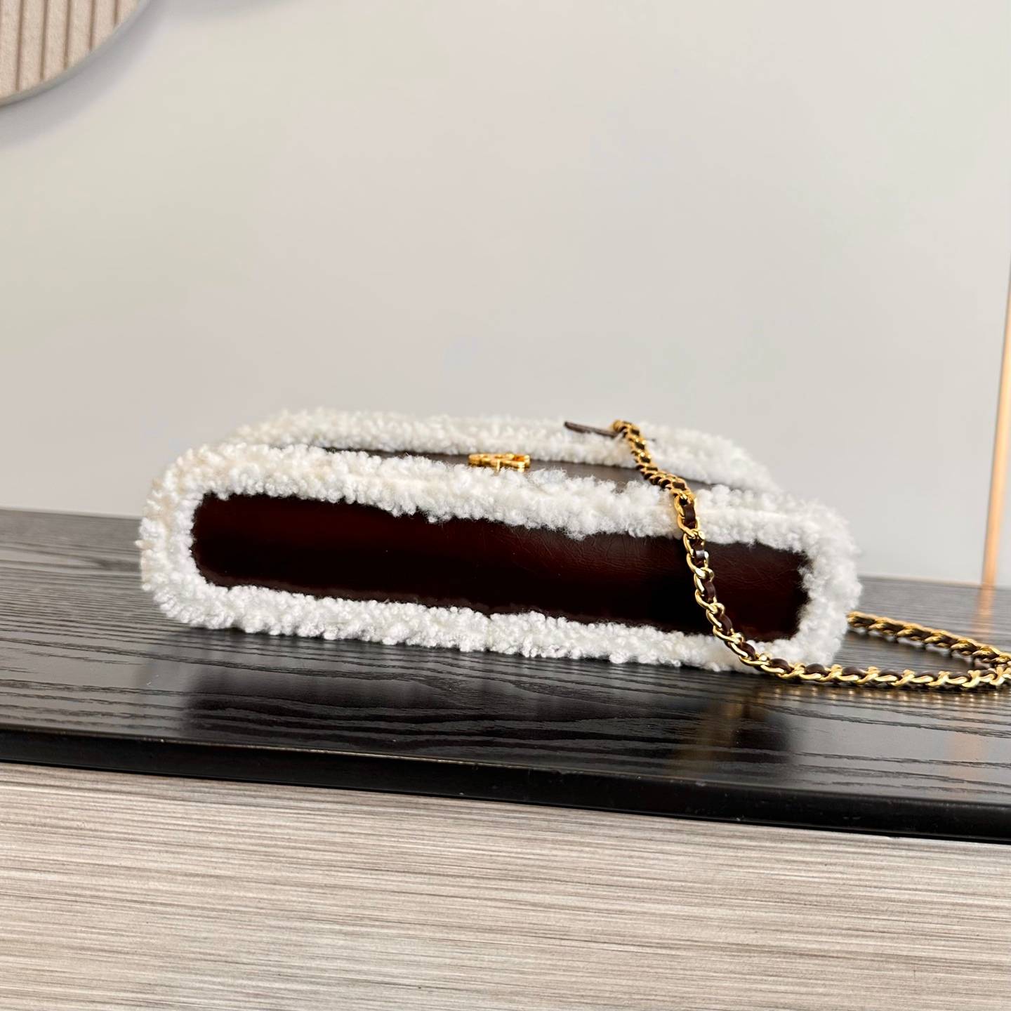 シャネル CHANEL マトラッセ ラムスキン バニティバッグ ファスナー開閉 ゴールド金具 ホワイトファー レディース - 画像 16