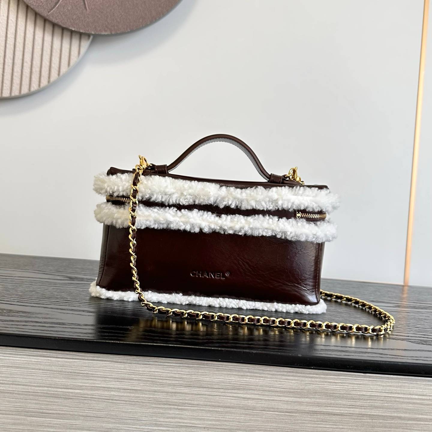 シャネル CHANEL マトラッセ ラムスキン バニティバッグ ファスナー開閉 ゴールド金具 ホワイトファー レディース - 画像 17