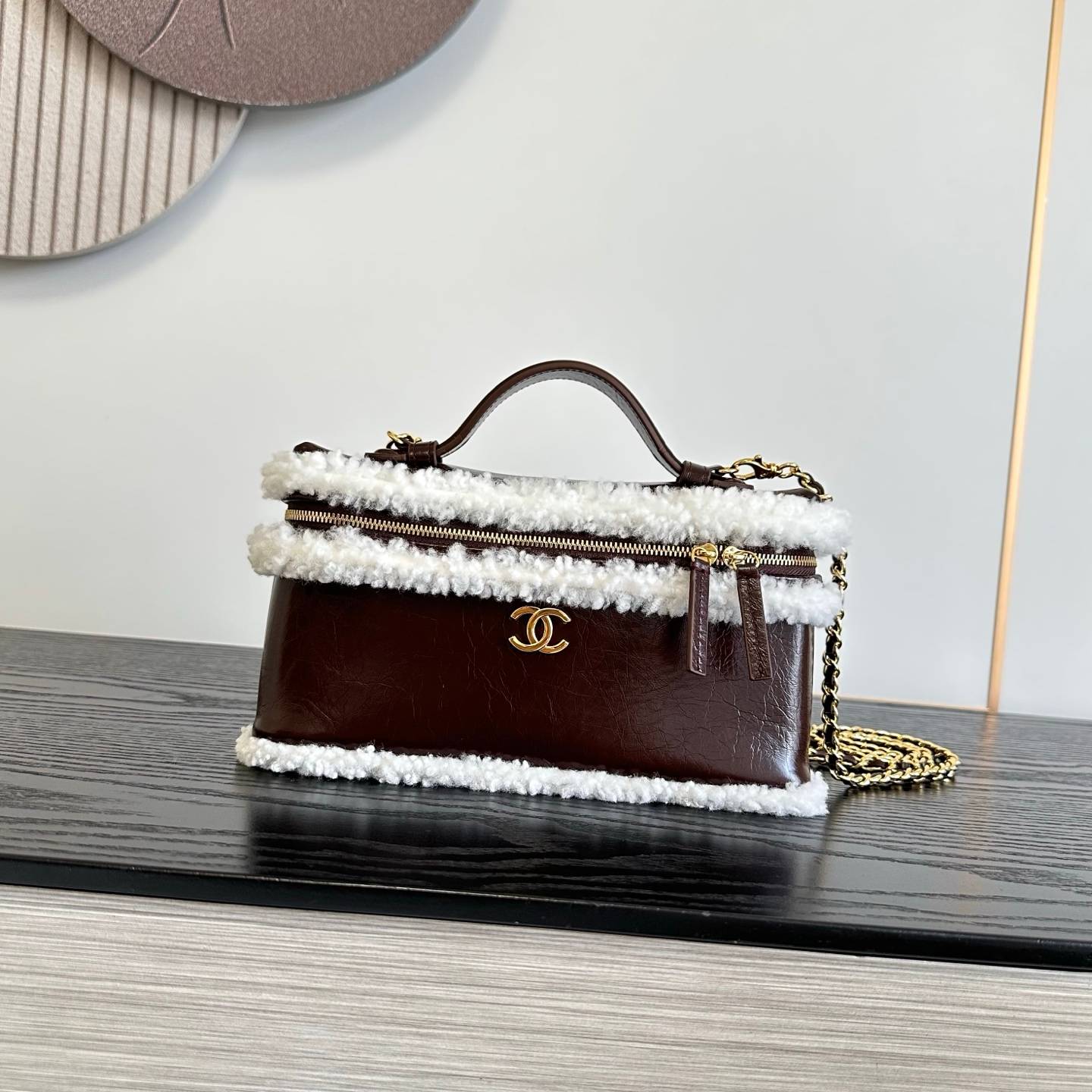 シャネル CHANEL マトラッセ ラムスキン バニティバッグ ファスナー開閉 ゴールド金具 ホワイトファー レディース - 画像 19